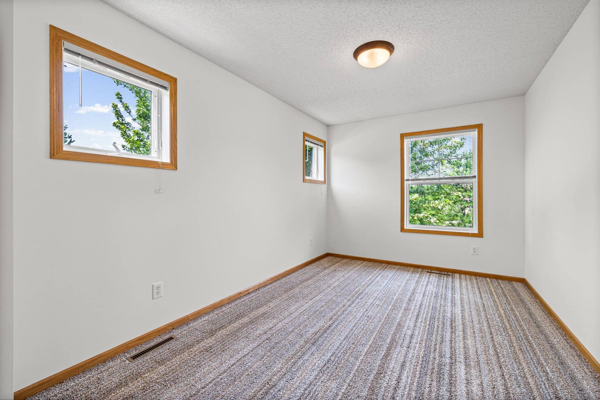3232 Oak View Drive, Woodbury, MN 55129 3232 Oak View Drive, Woodbury, MN 55129