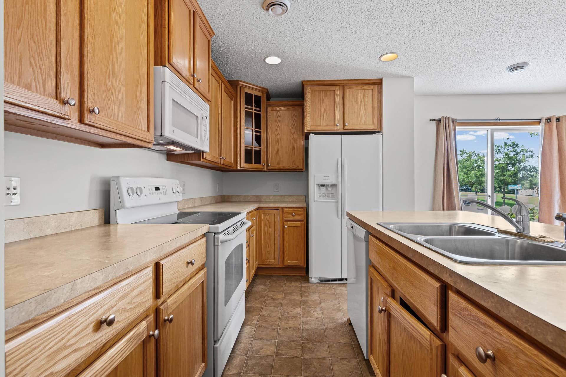 3232 Oak View Drive, Woodbury, MN 55129 3232 Oak View Drive, Woodbury, MN 55129