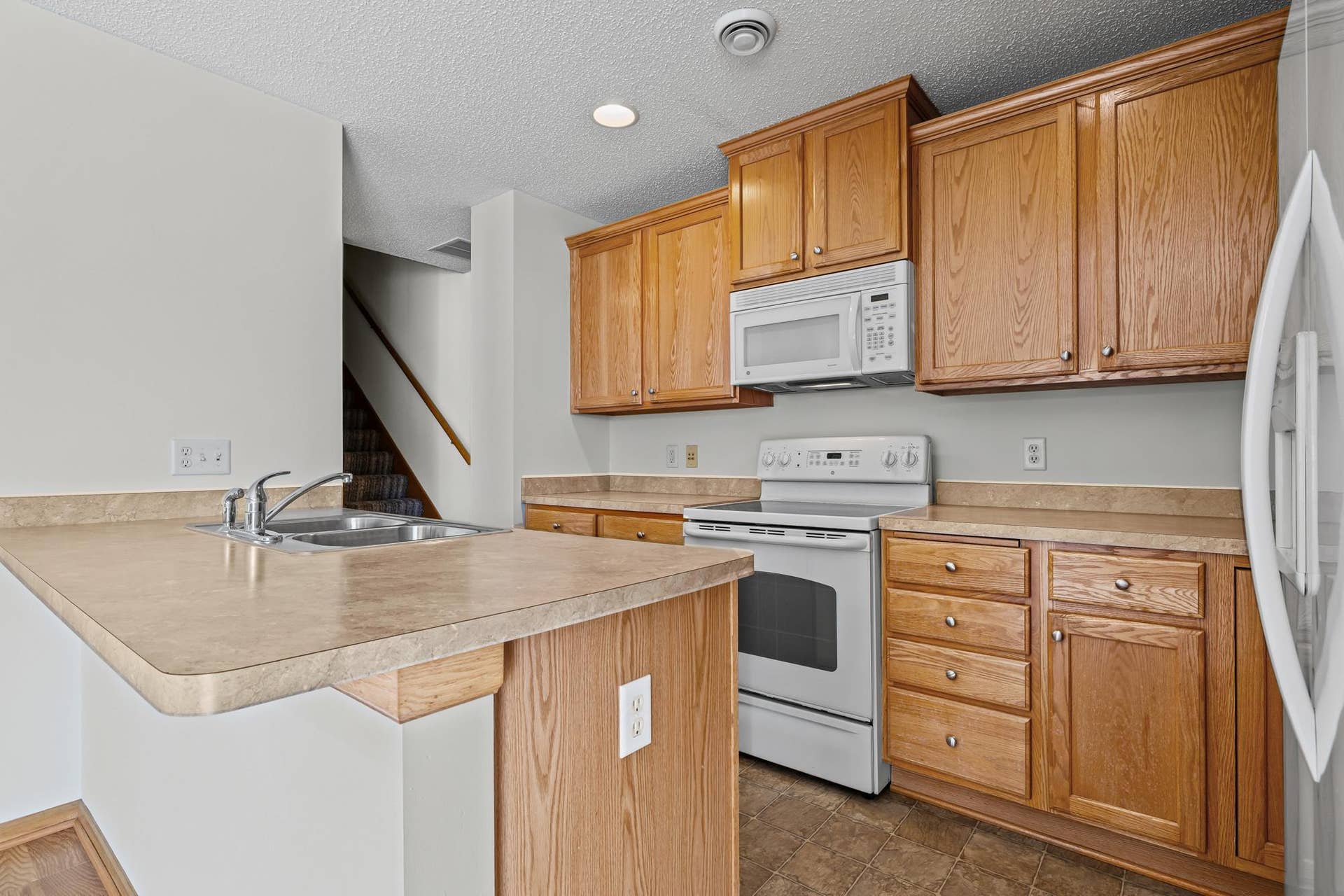 3232 Oak View Drive, Woodbury, MN 55129 3232 Oak View Drive, Woodbury, MN 55129