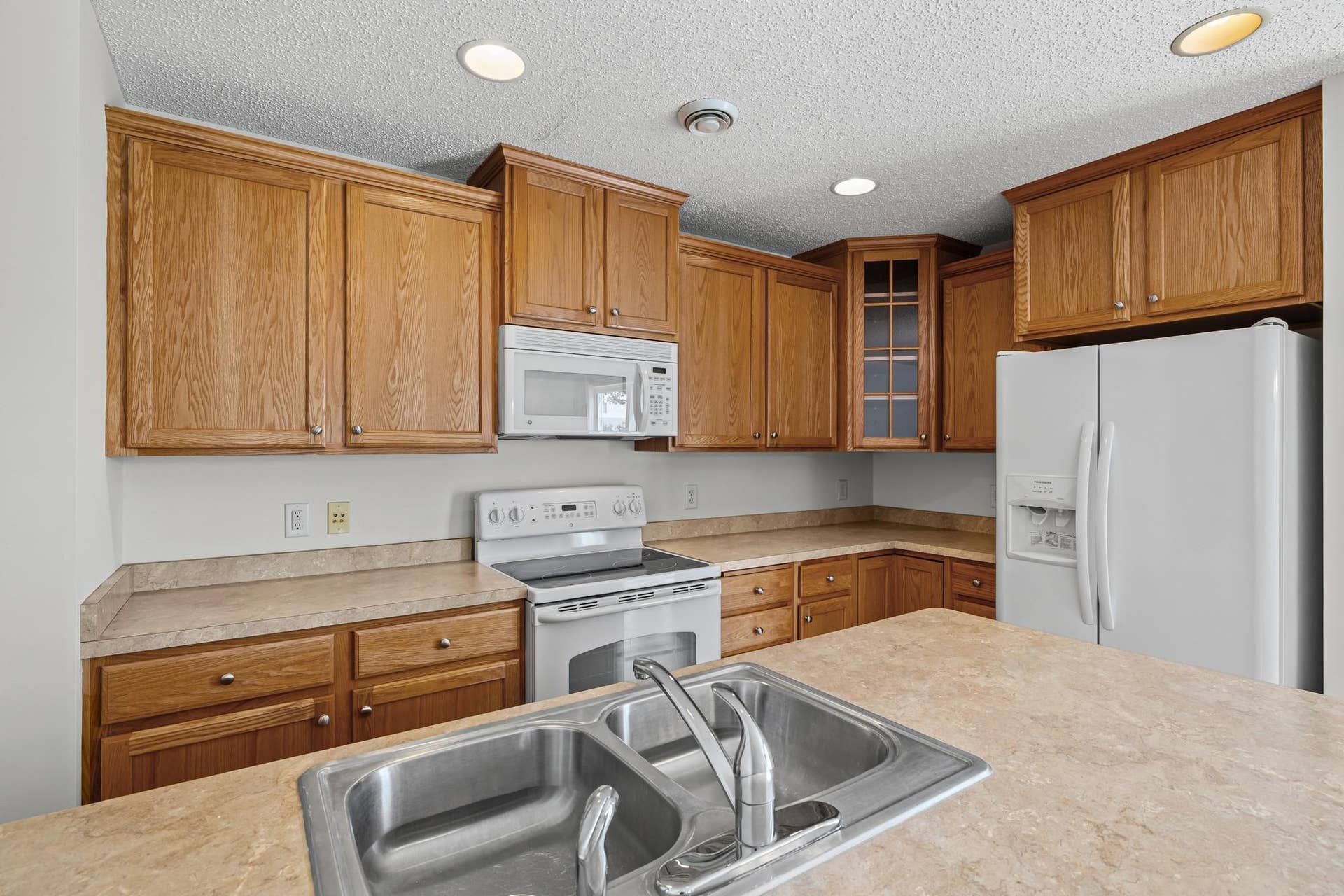 3232 Oak View Drive, Woodbury, MN 55129 3232 Oak View Drive, Woodbury, MN 55129