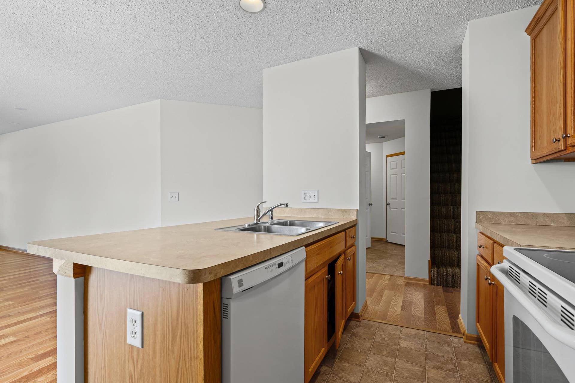 3232 Oak View Drive, Woodbury, MN 55129 3232 Oak View Drive, Woodbury, MN 55129