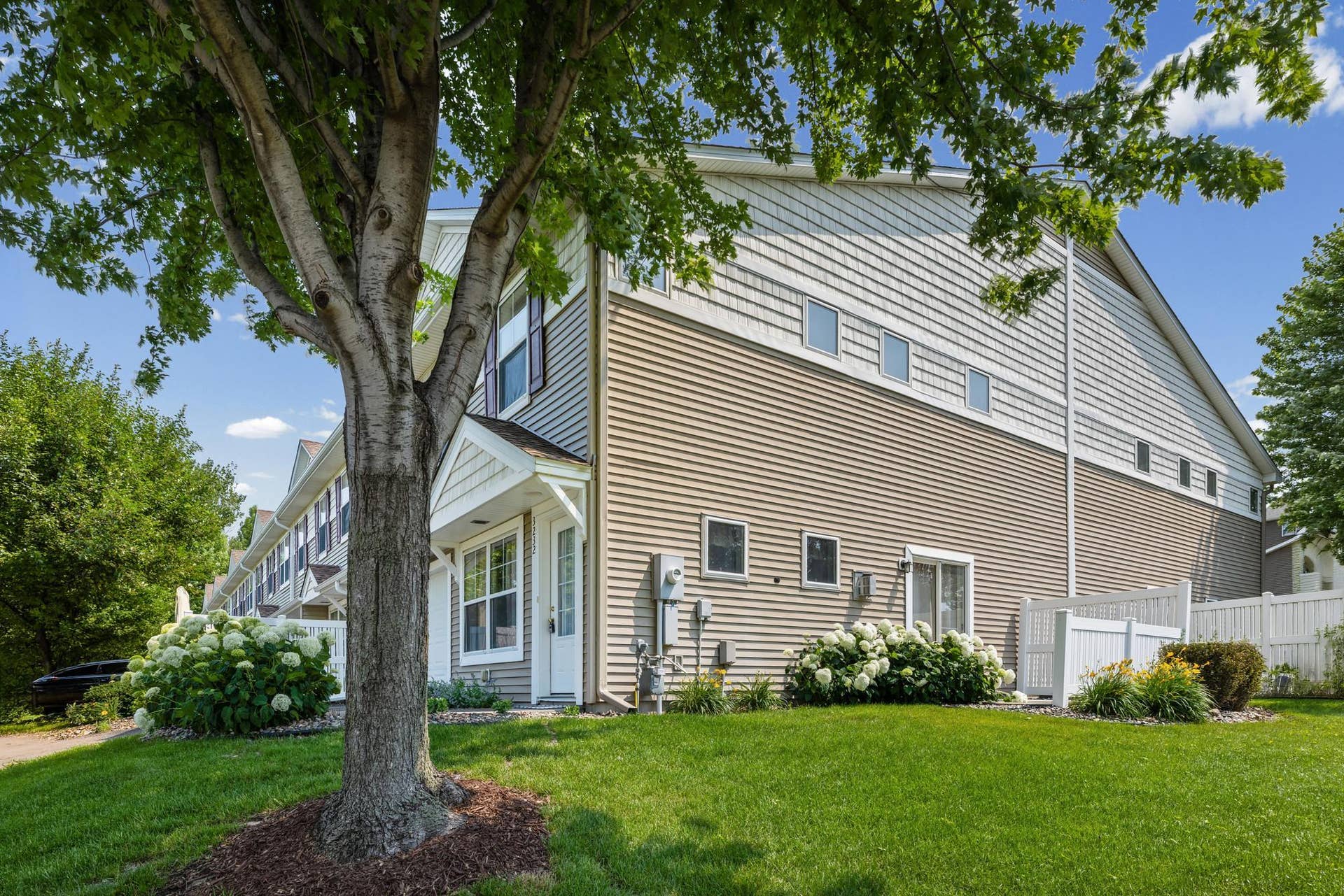 3232 Oak View Drive, Woodbury, MN 55129 3232 Oak View Drive, Woodbury, MN 55129