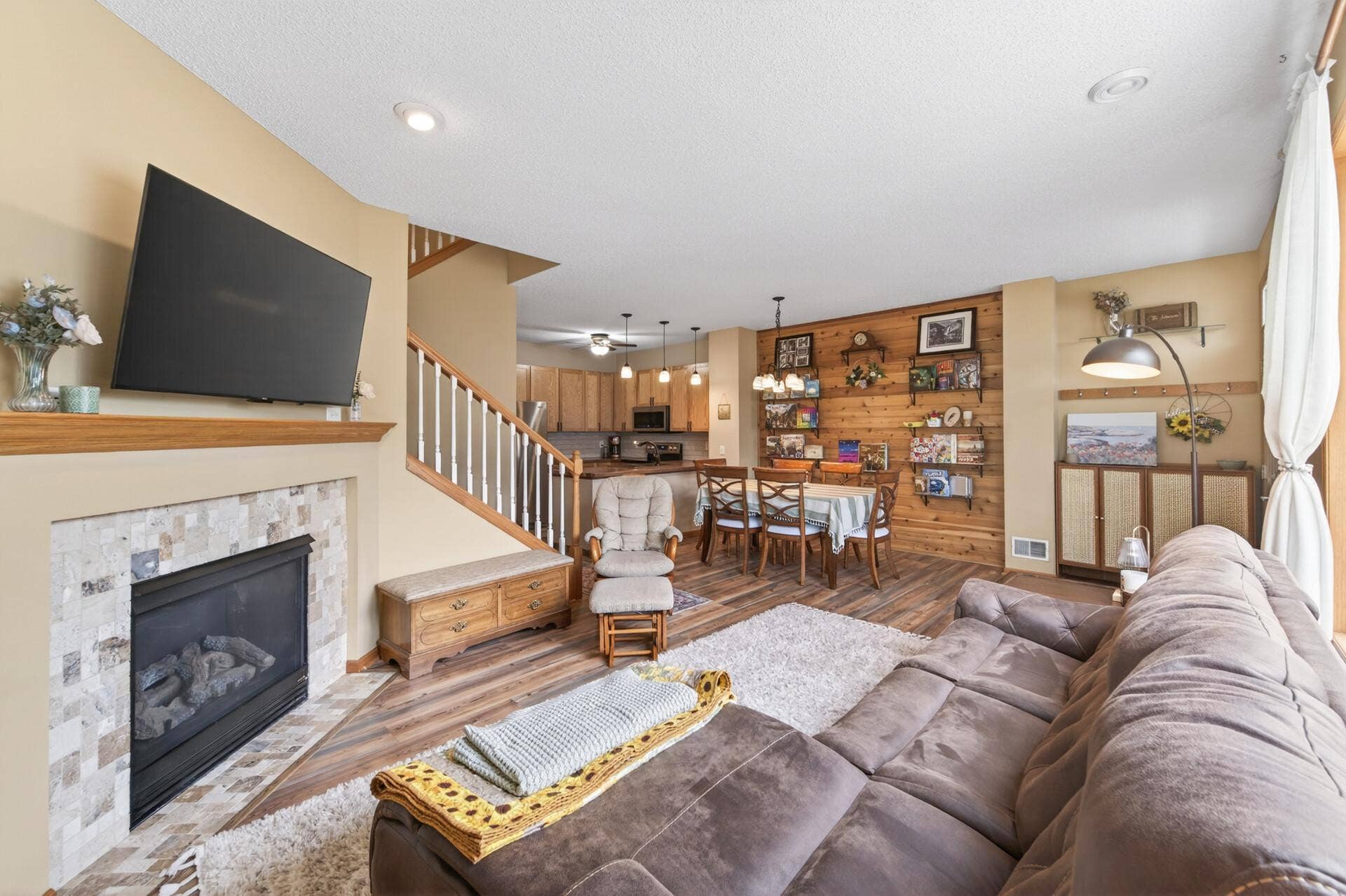 7606 11th Street N, Oakdale, MN 55128 Main floor living