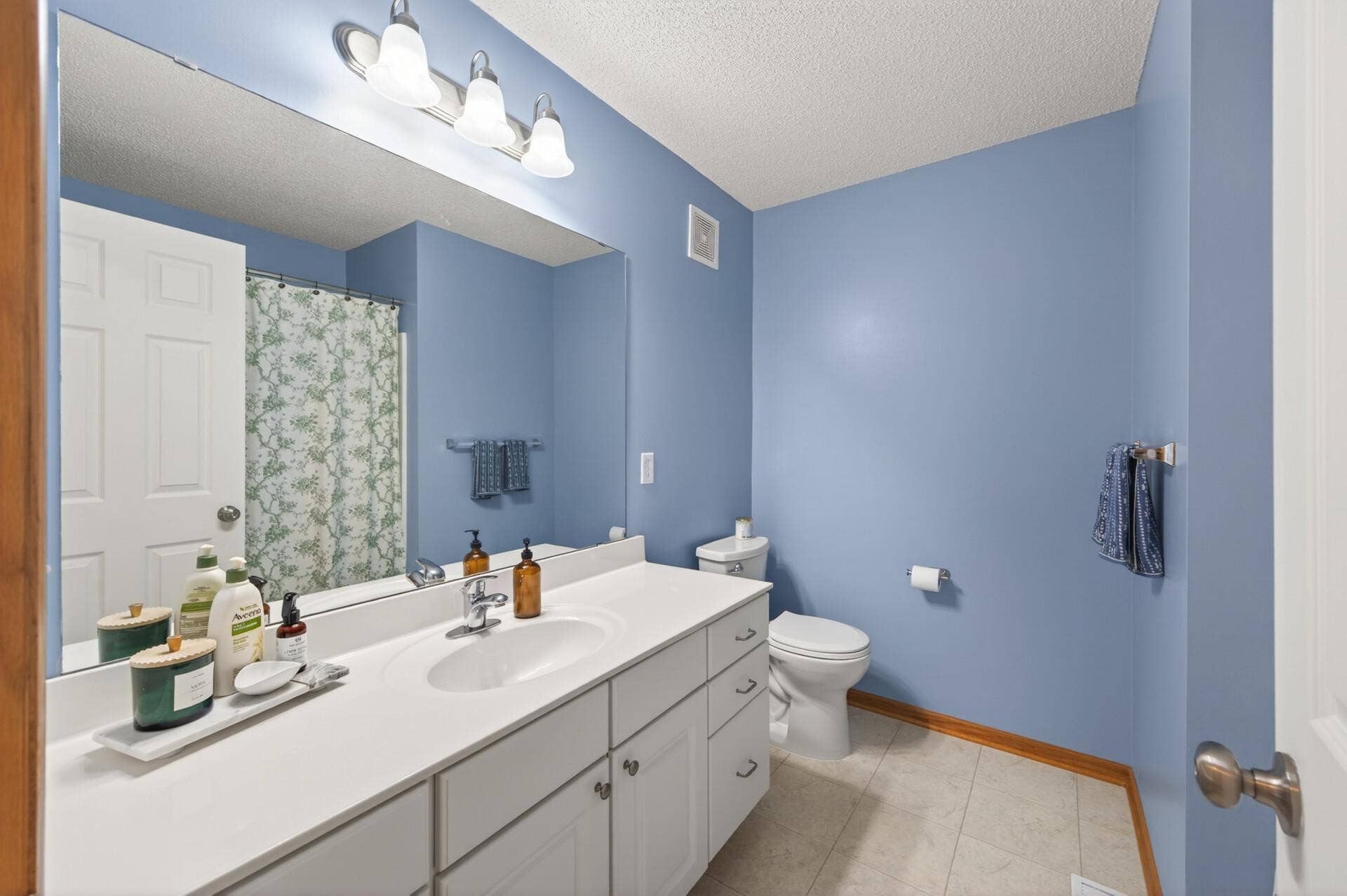 7606 11th Street N, Oakdale, MN 55128 Upper full bathroom