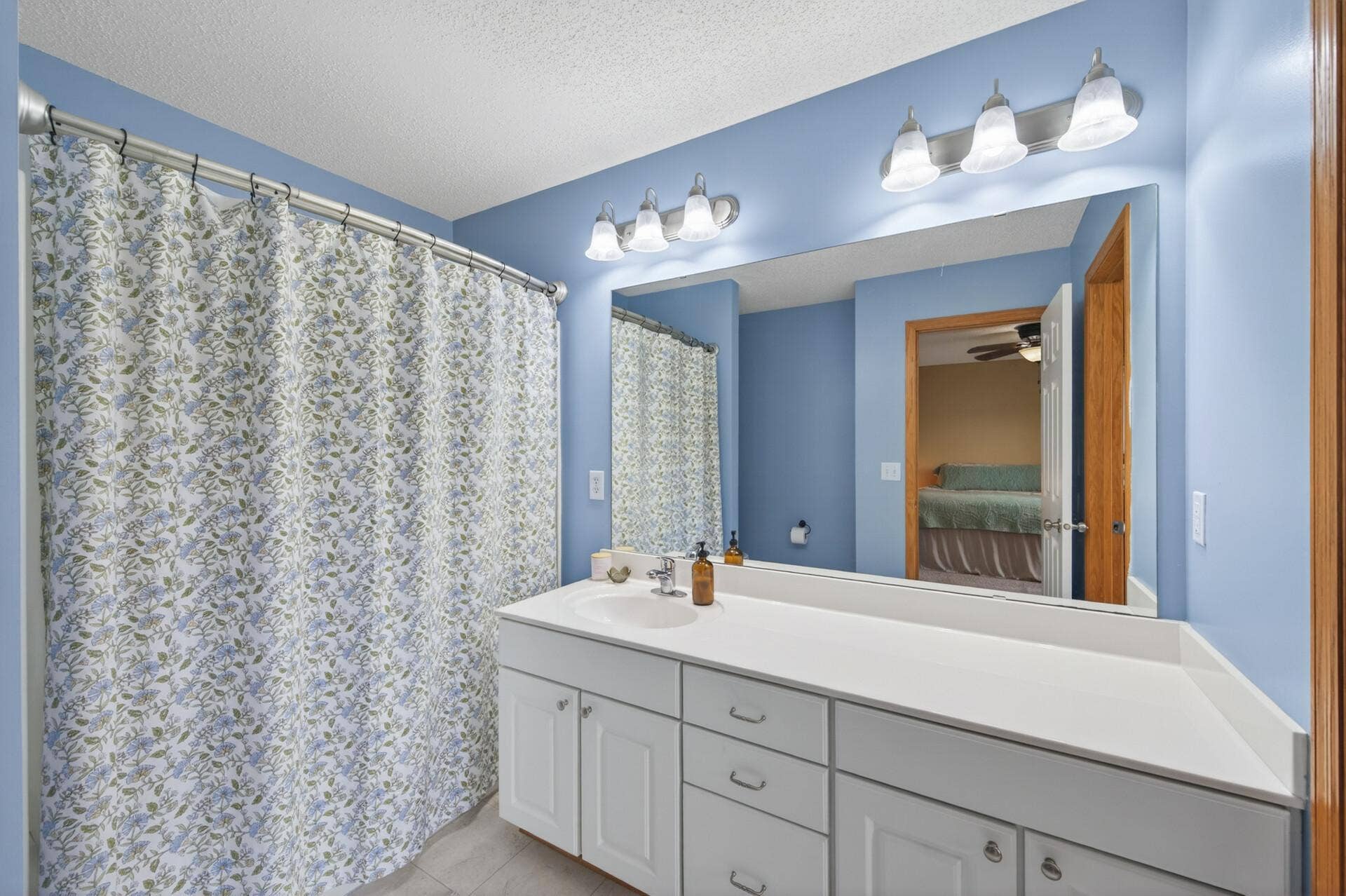 7606 11th Street N, Oakdale, MN 55128 Primary full bath