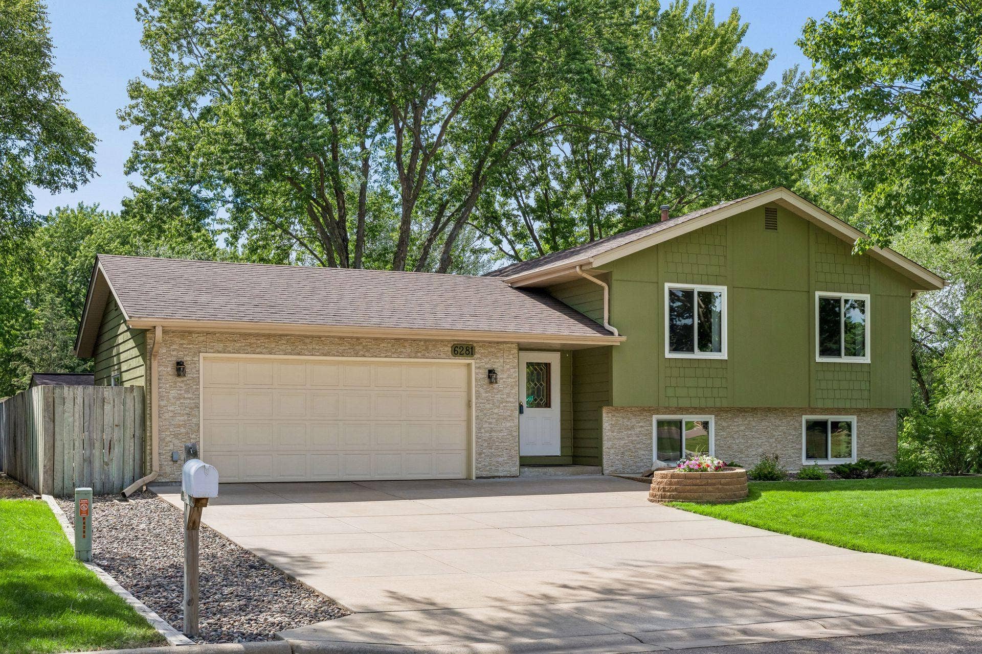 6281 Cavell Avenue N, Brooklyn Park, MN 55428 Welcome to 6281 Cavell Ave N.