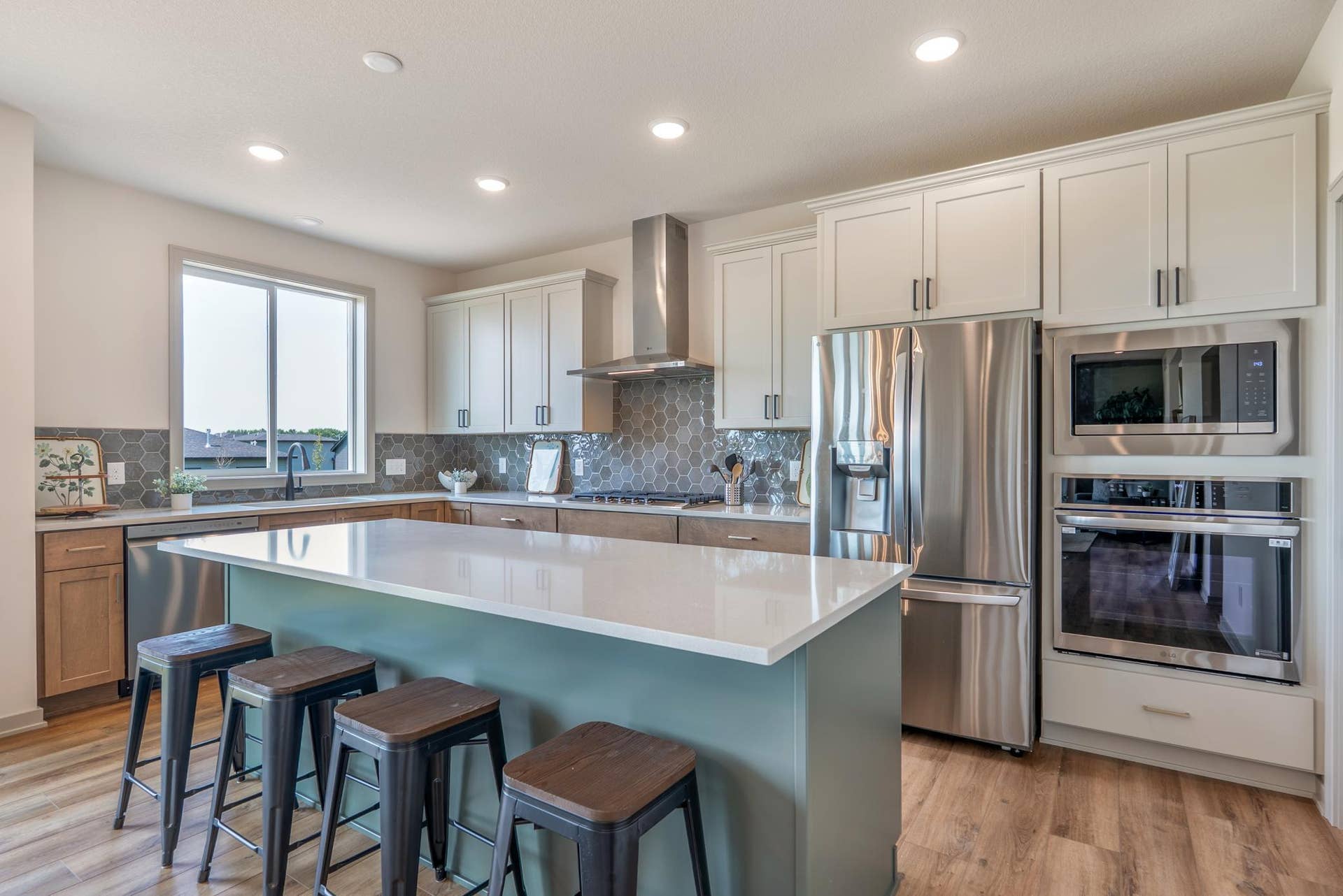 5036 Airlake Draw, Woodbury, MN 55129 Upgrade Kitchen Appliances
