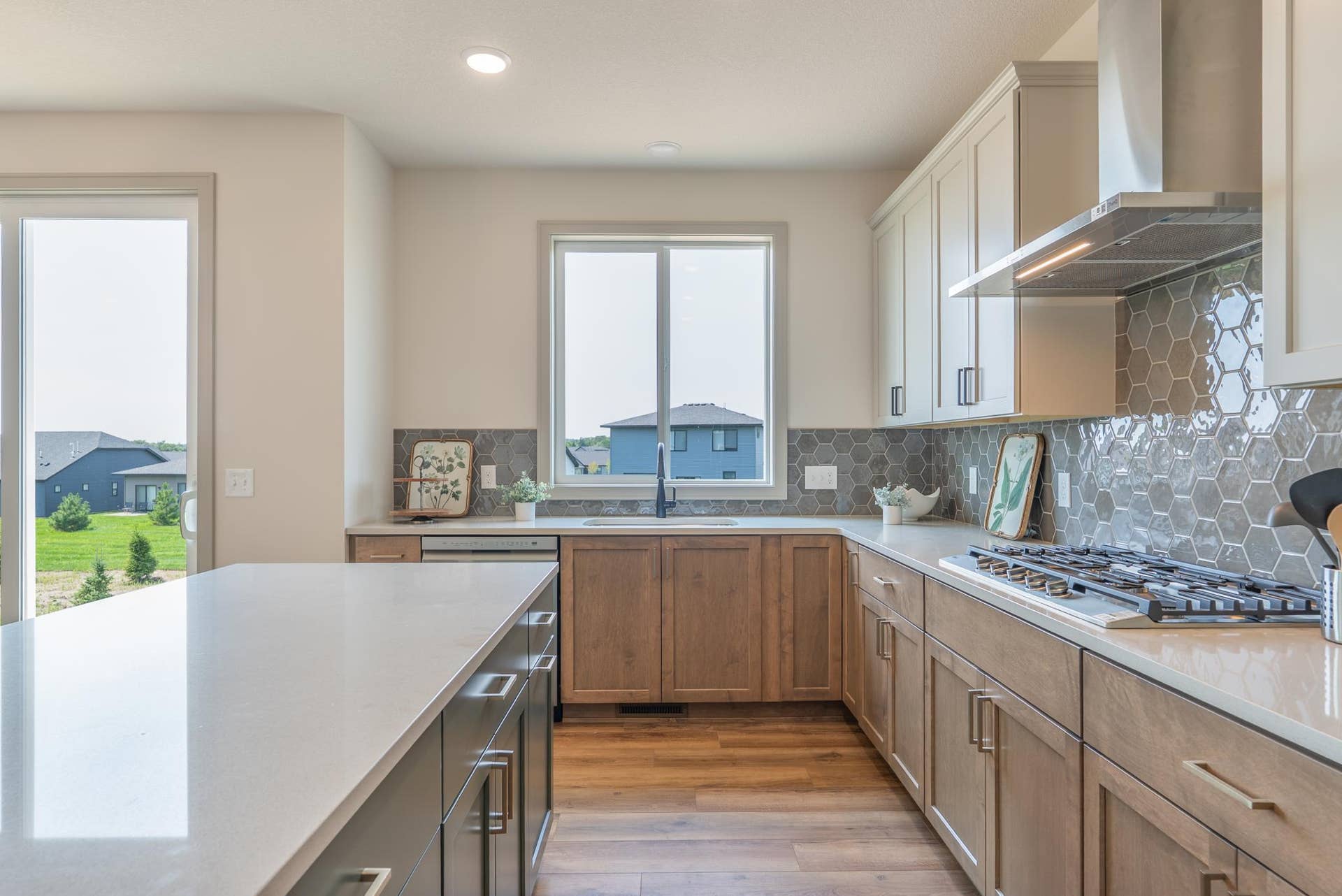 5036 Airlake Draw, Woodbury, MN 55129 Huge window over kitchen sink