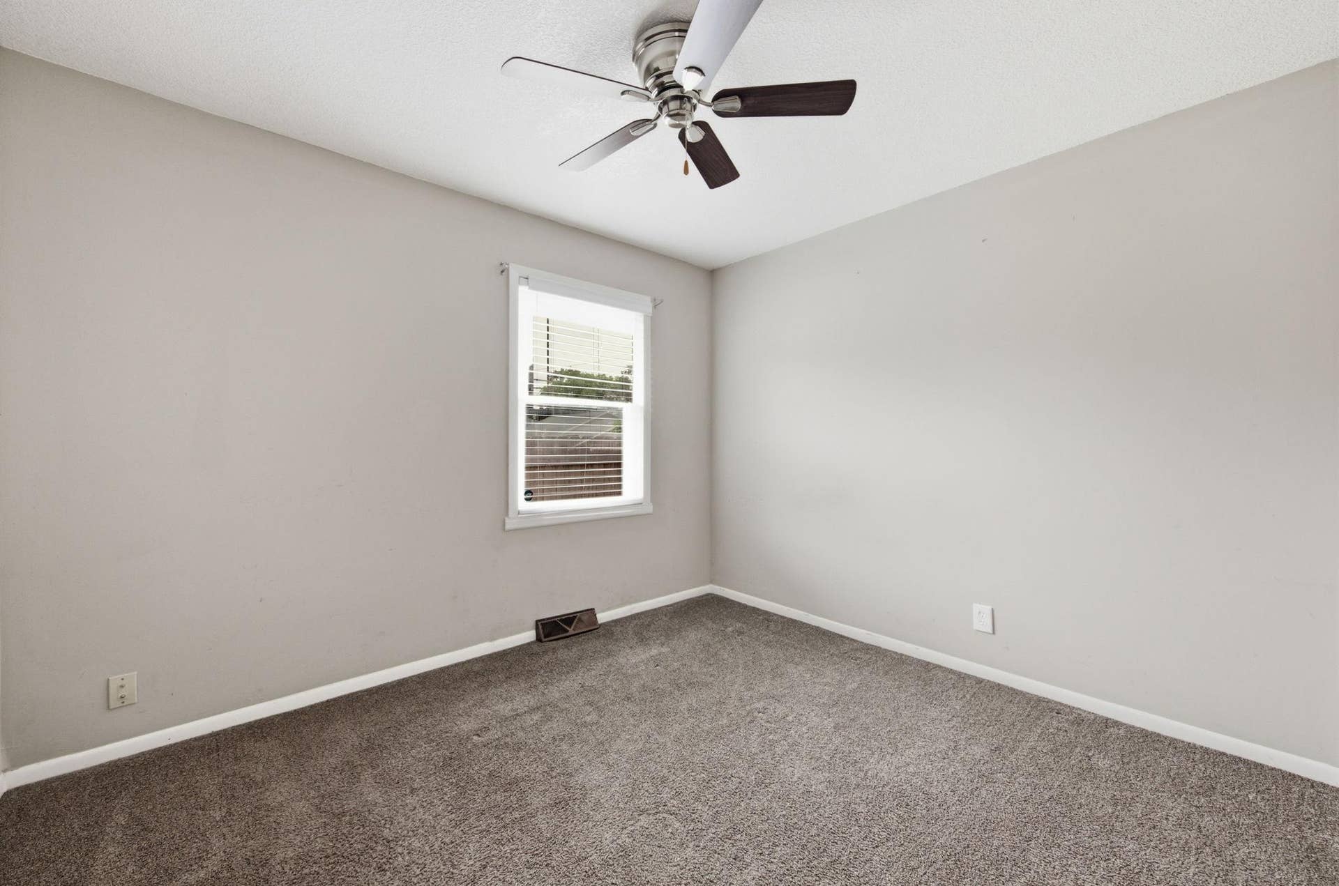 1004 Western Avenue N, 97, Saint Paul, MN 55117 Main Floor Primary Bedroom