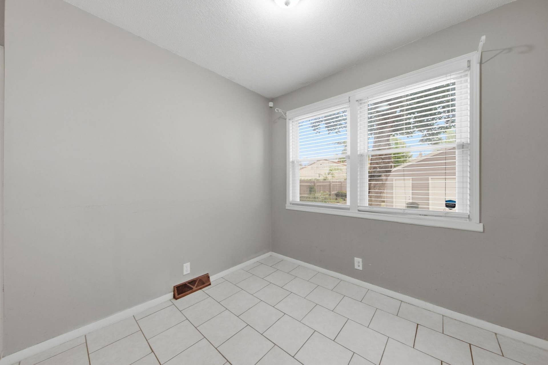 1004 Western Avenue N, 97, Saint Paul, MN 55117 Informal Dining Room