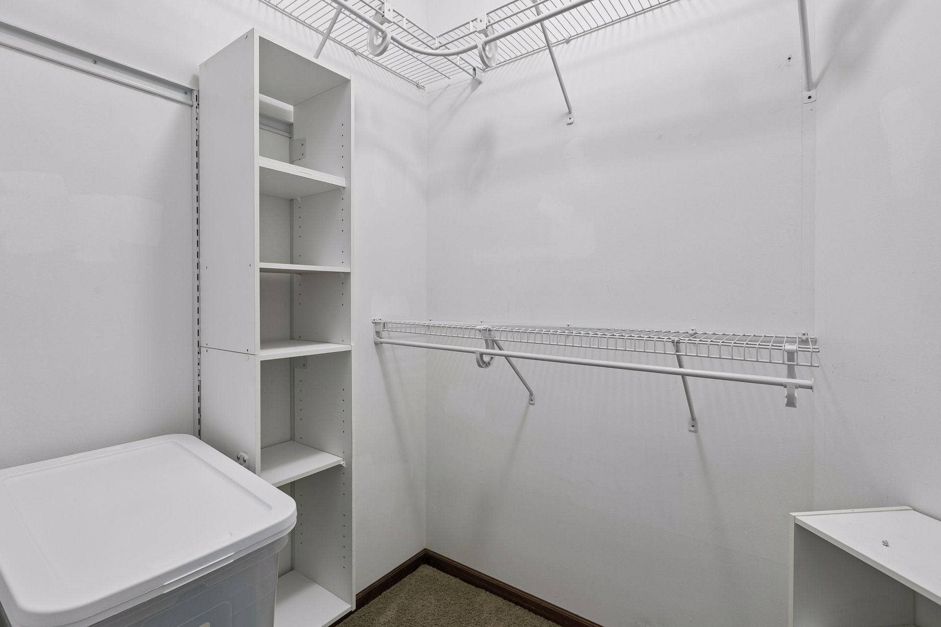 Primary bedroom - Walk-in-closet