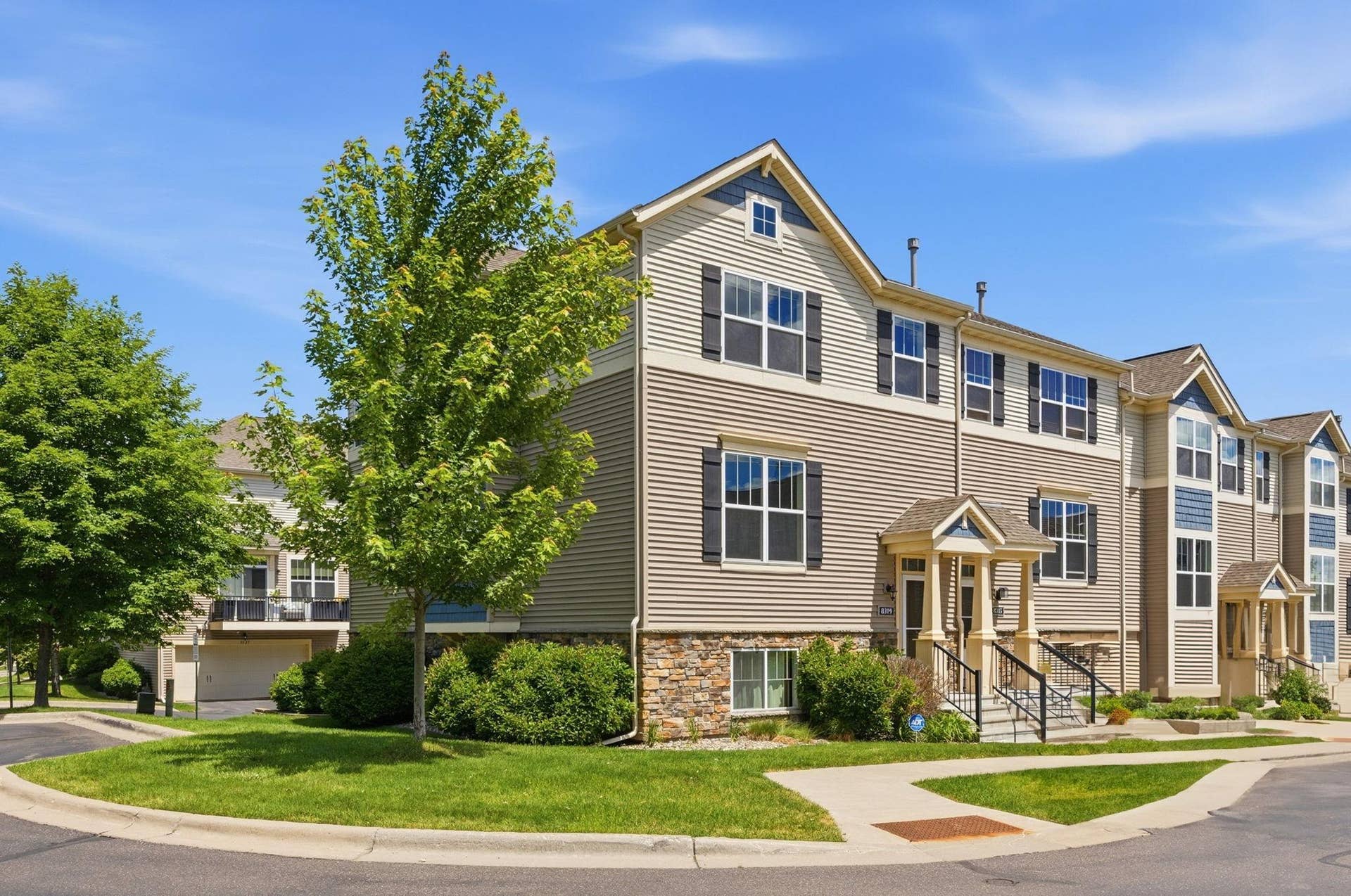8319 Norwood Lane N, Maple Grove, MN 55369 End Unit