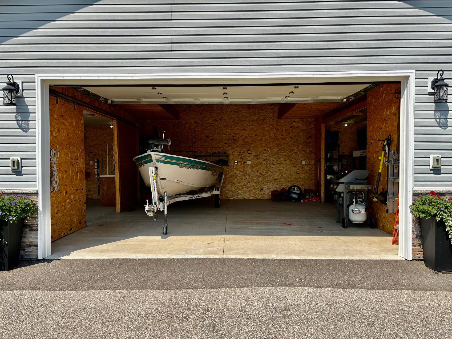 8035 Moidore Drive NW, Bemidji, MN 56601 Garage interior