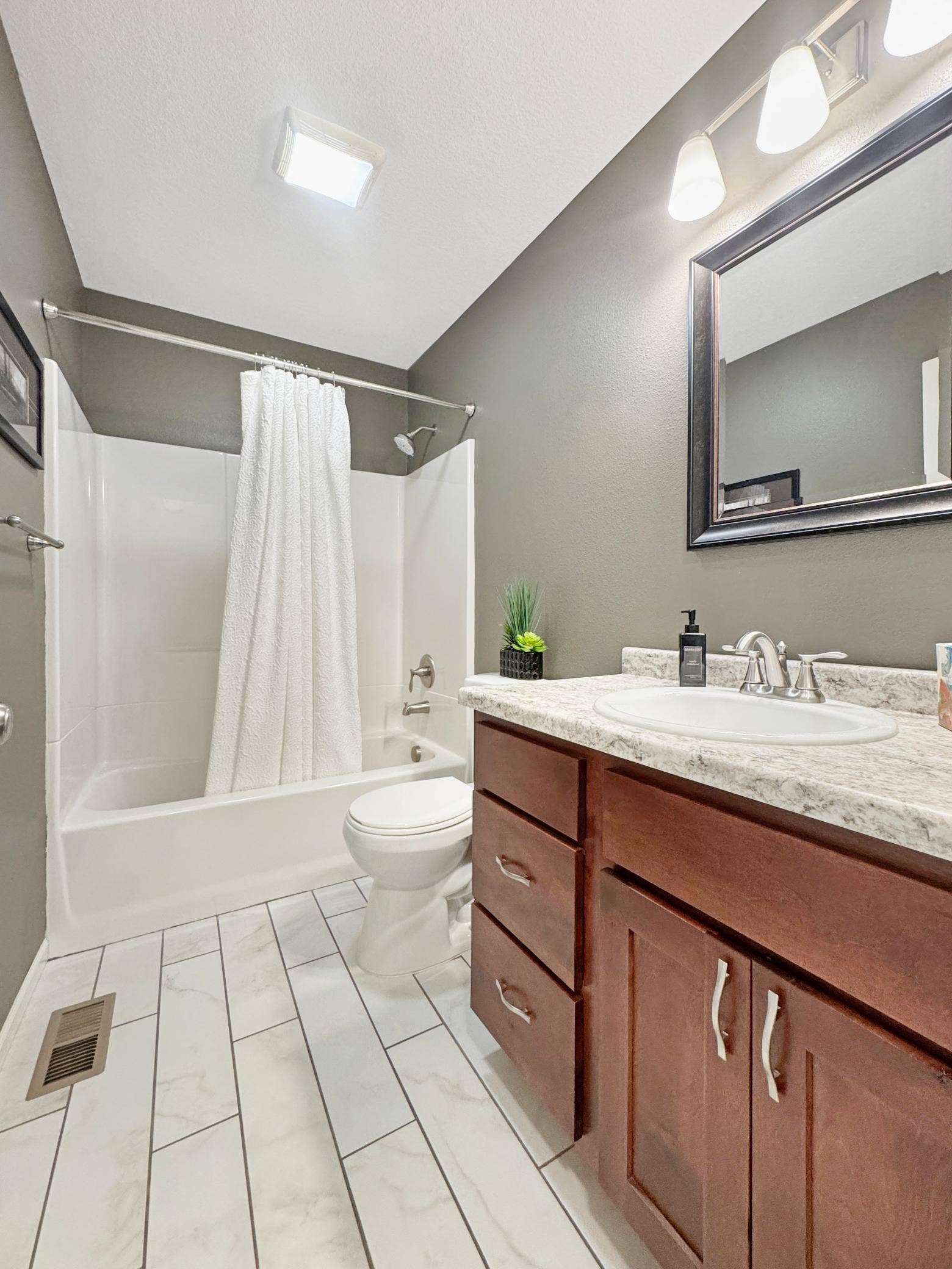8035 Moidore Drive NW, Bemidji, MN 56601 Bathroom up