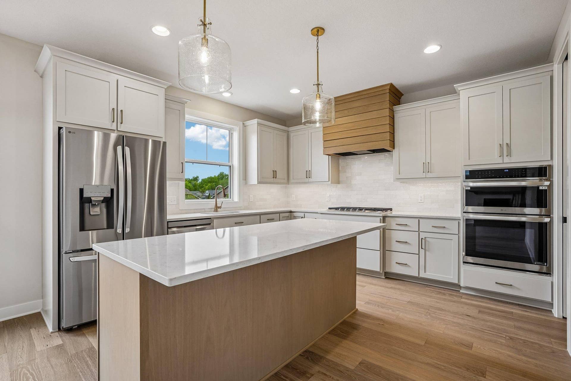 5890 Freeland Alcove N, Hugo, MN 55038 Stunning kitchen, perfect for nightly dinners and entertaining!