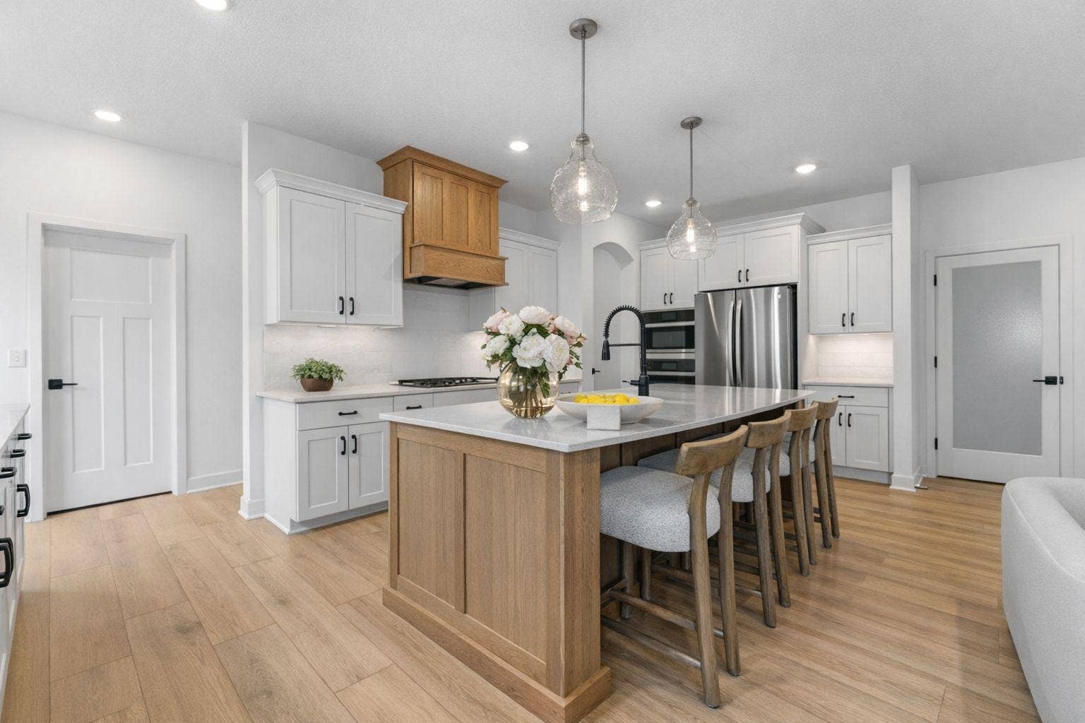 1848 Royal Boulevard N, Lake Elmo, MN 55042 This chef-ready kitchen is graced with a quartz center island ideal for casual dining and entertaining, complemented by extensive cabinetry room and high-end stainless steel appliances to inspire new recipes.