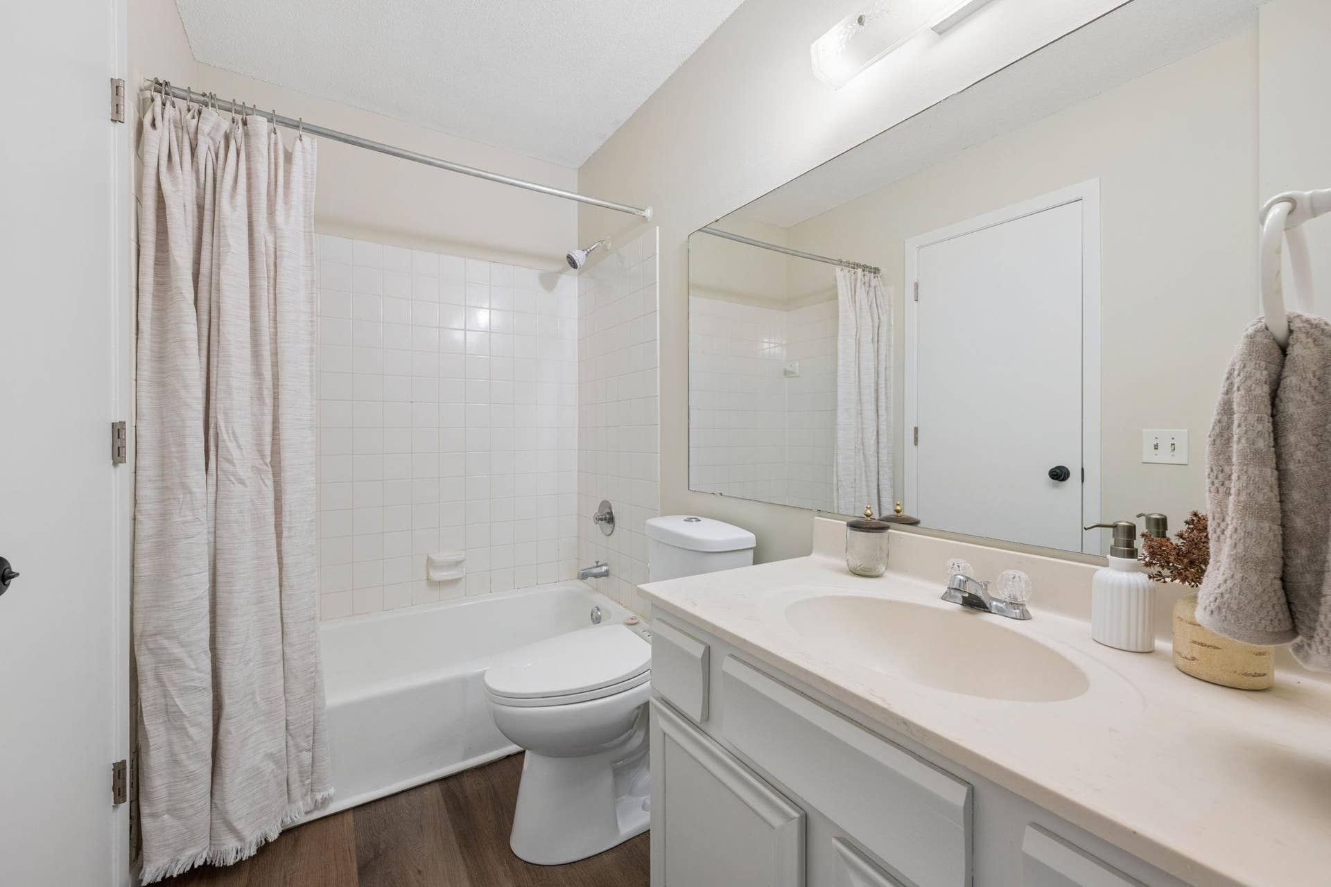 10731 Aquila Avenue S, Bloomington, MN 55438 Primary ensuite full bath.