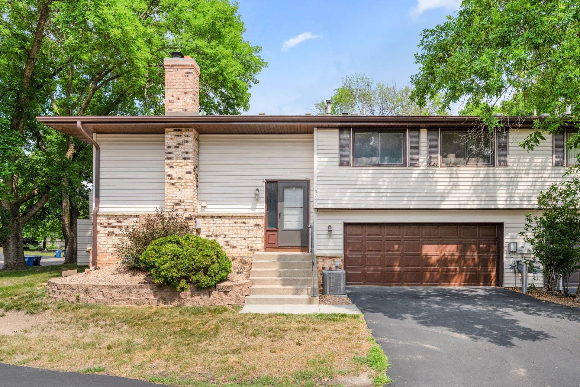 10731 Aquila Avenue S, Bloomington, MN 55438 Beautifully updated end-unit townhome in Bloomington!