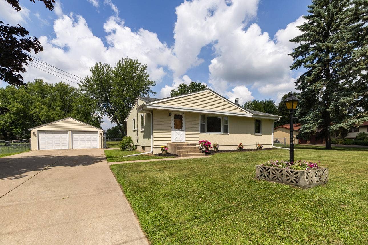 1957 Payne Avenue, Maplewood, MN 55117 Welcome Home!