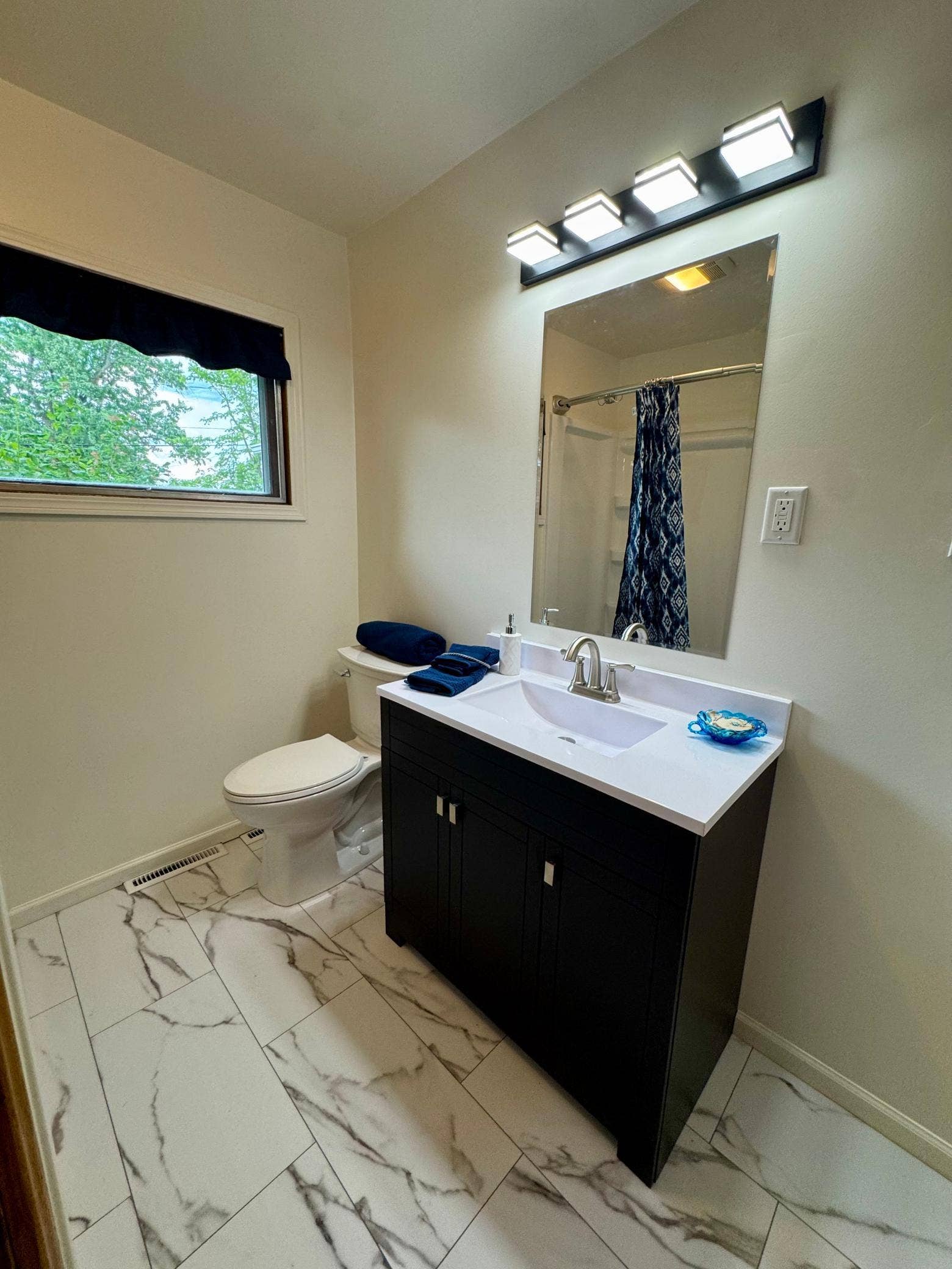 1706 Irvine Avenue NW, Bemidji, MN 56601 Main Floor Bath 2.jpeg