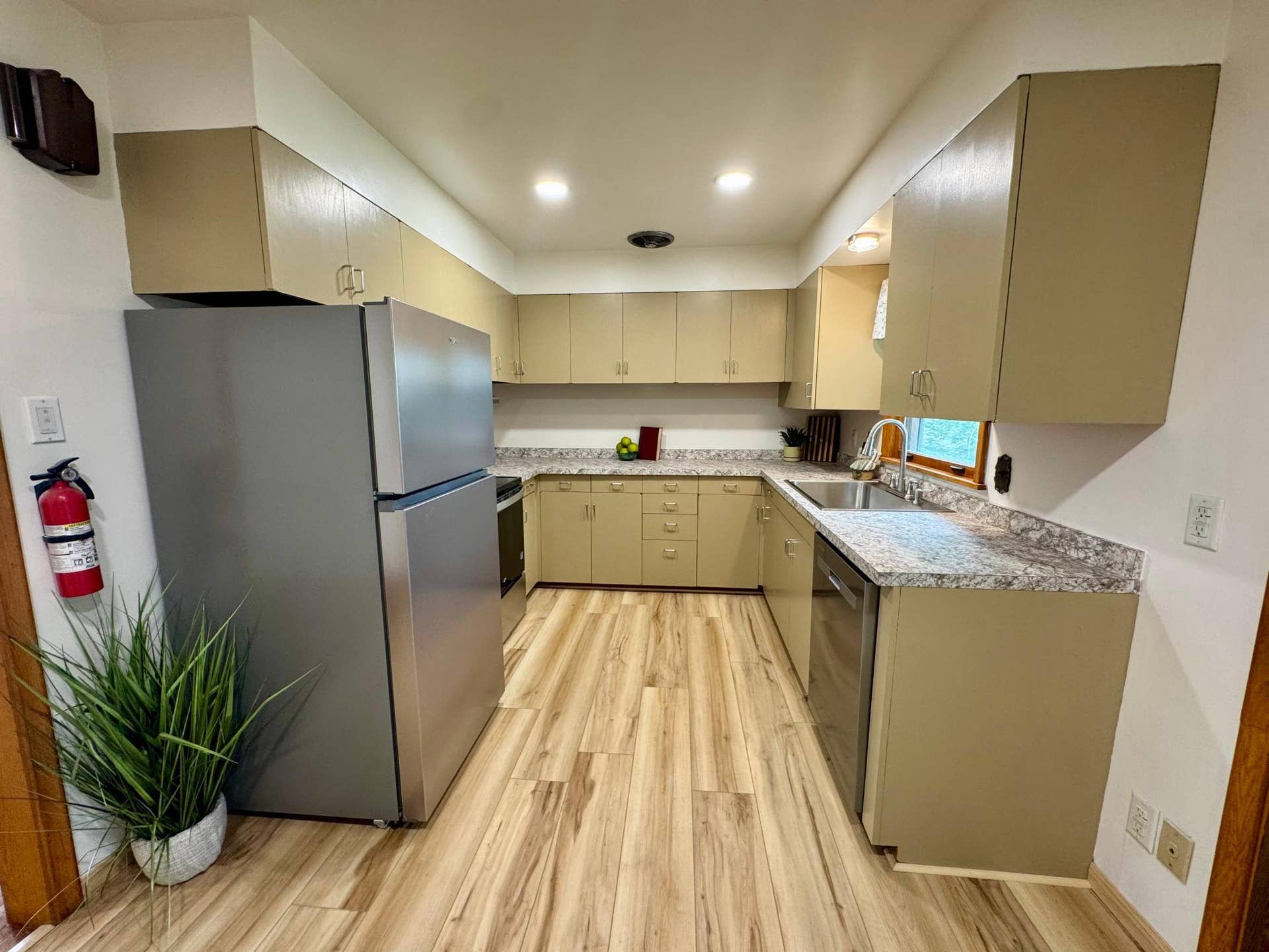 1706 Irvine Avenue NW, Bemidji, MN 56601 Kitchen 2.jpeg