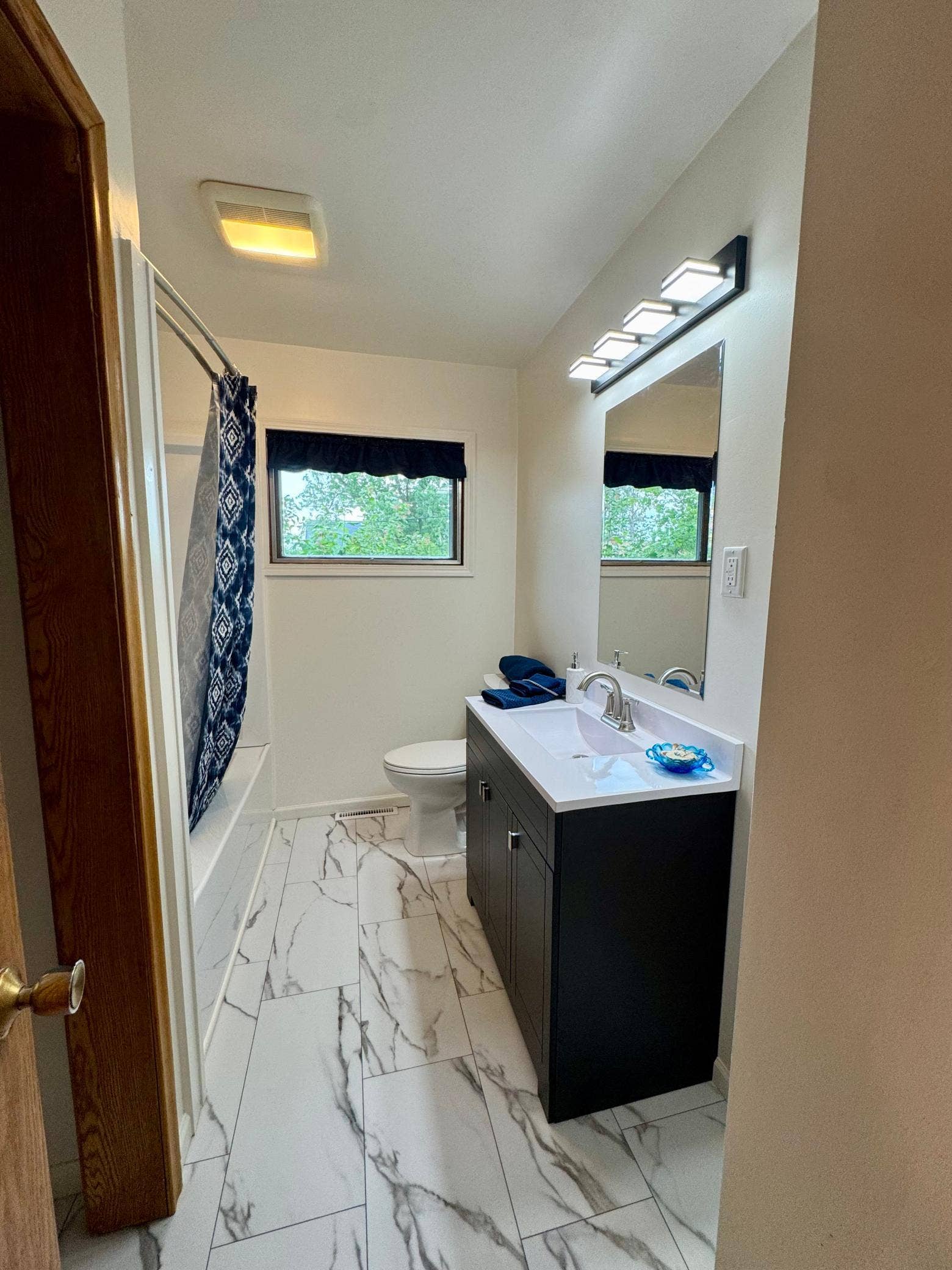 1706 Irvine Avenue NW, Bemidji, MN 56601 Main Bathroom.jpeg