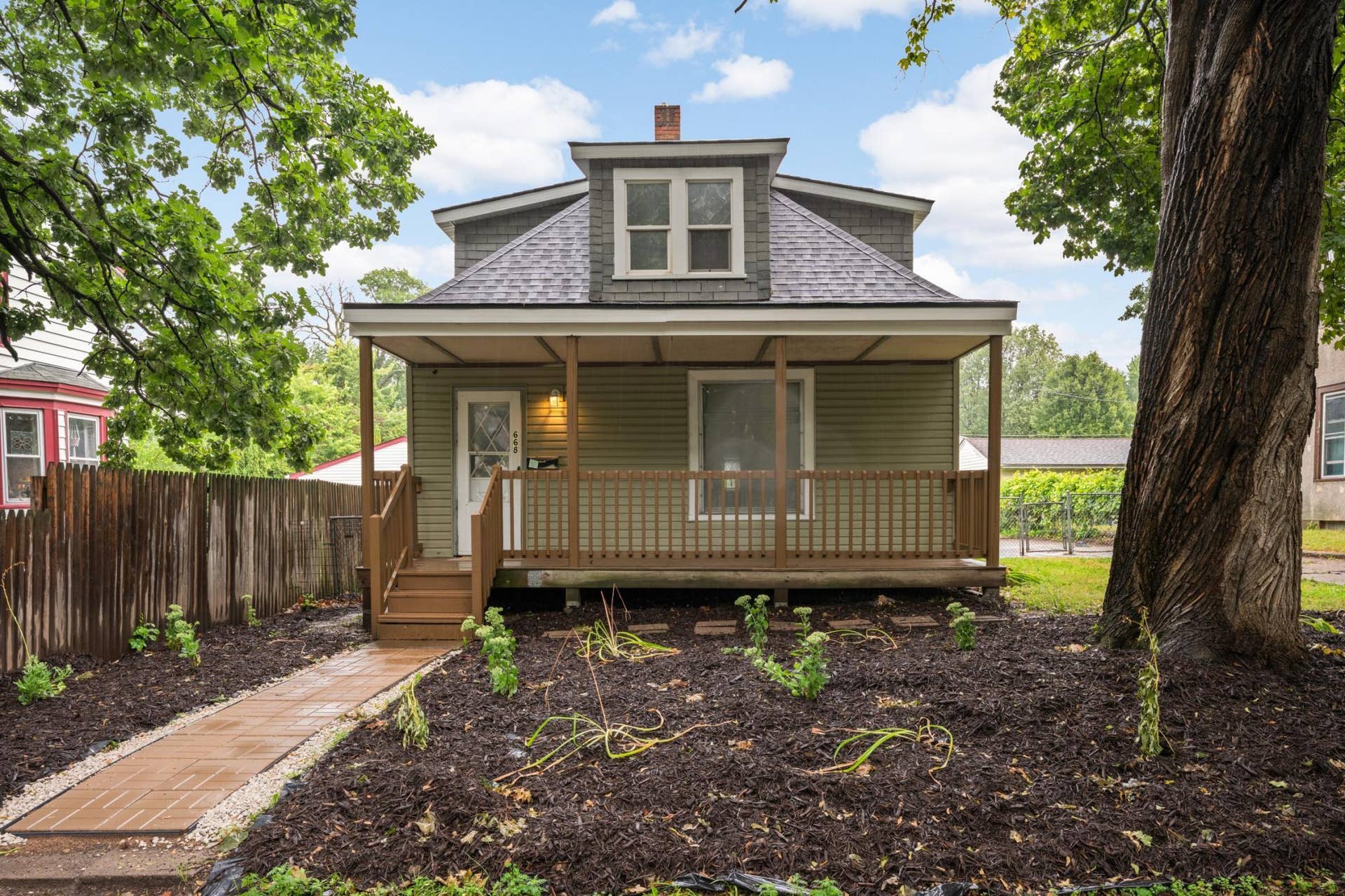668 Orleans Street, 104, Saint Paul, MN 55107 Welcome home!