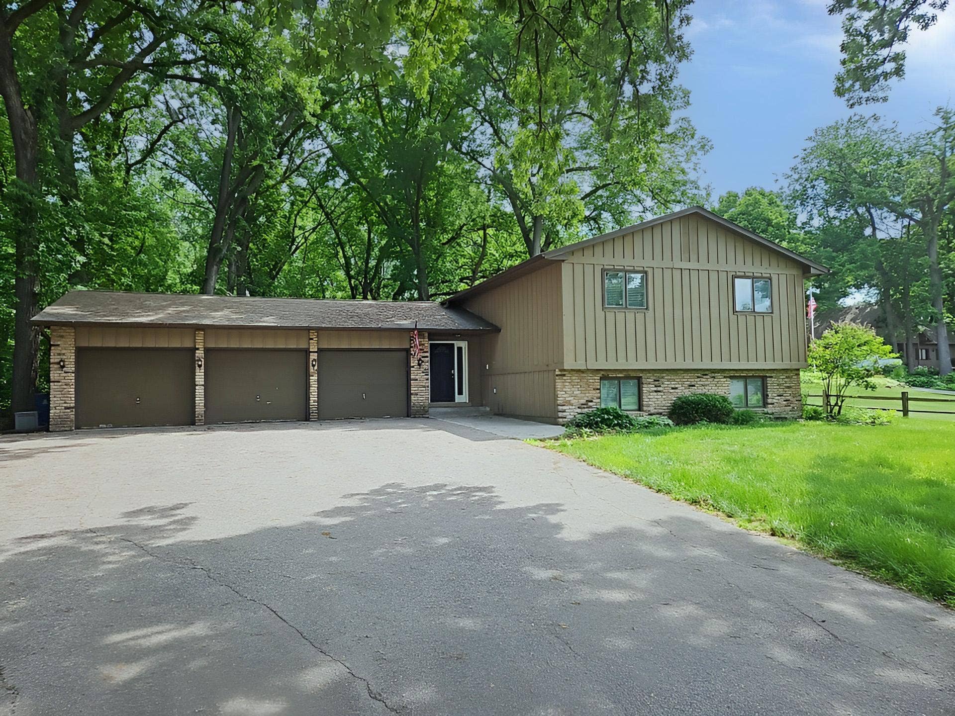 5940 Otter View Trail, White Bear Lake, MN 55110 IMG_20260602_150850.jpg