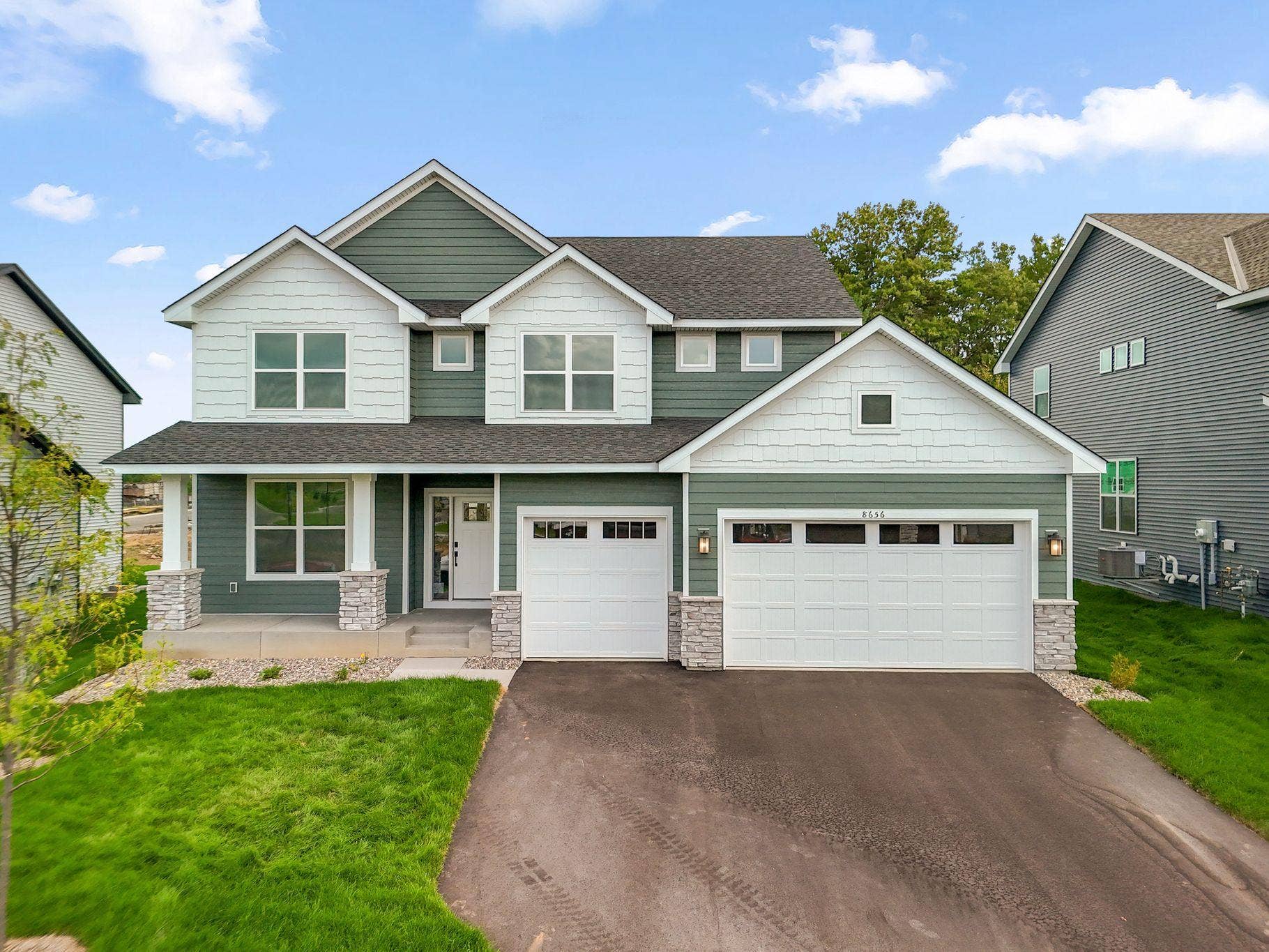 8656 Periwinkle Boulevard, Woodbury, MN 55129 Welcome to 8656 Periwinkle Blvd! (All the following photos are of the actual home.)