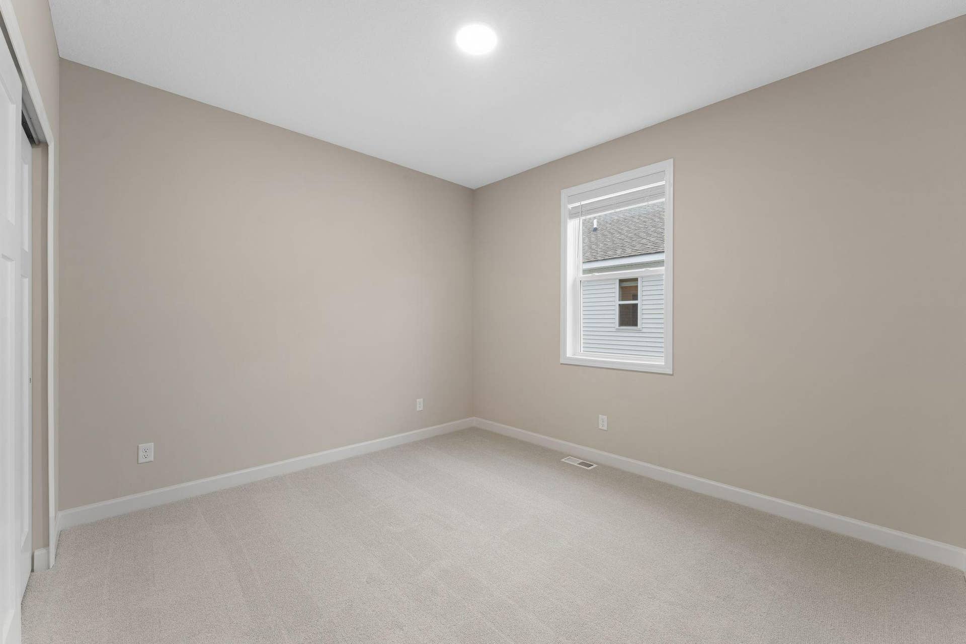 5184 Long Pointe Bay, Woodbury, MN 55129 There are two secondary bedrooms down the hall from the owners suite.