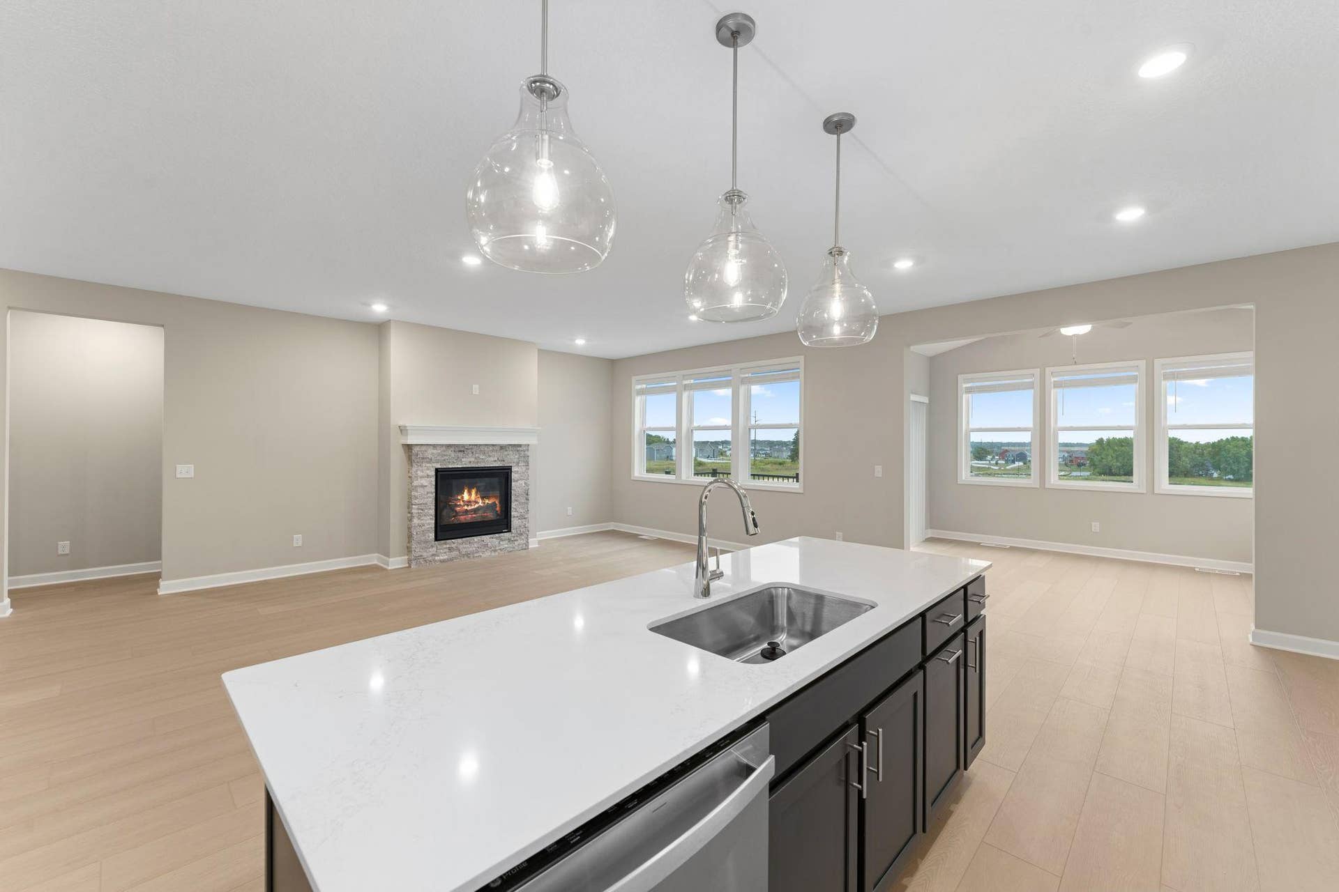 5184 Long Pointe Bay, Woodbury, MN 55129 The kitchen overlooks the dining room for an easy transition between cooking and mealtime