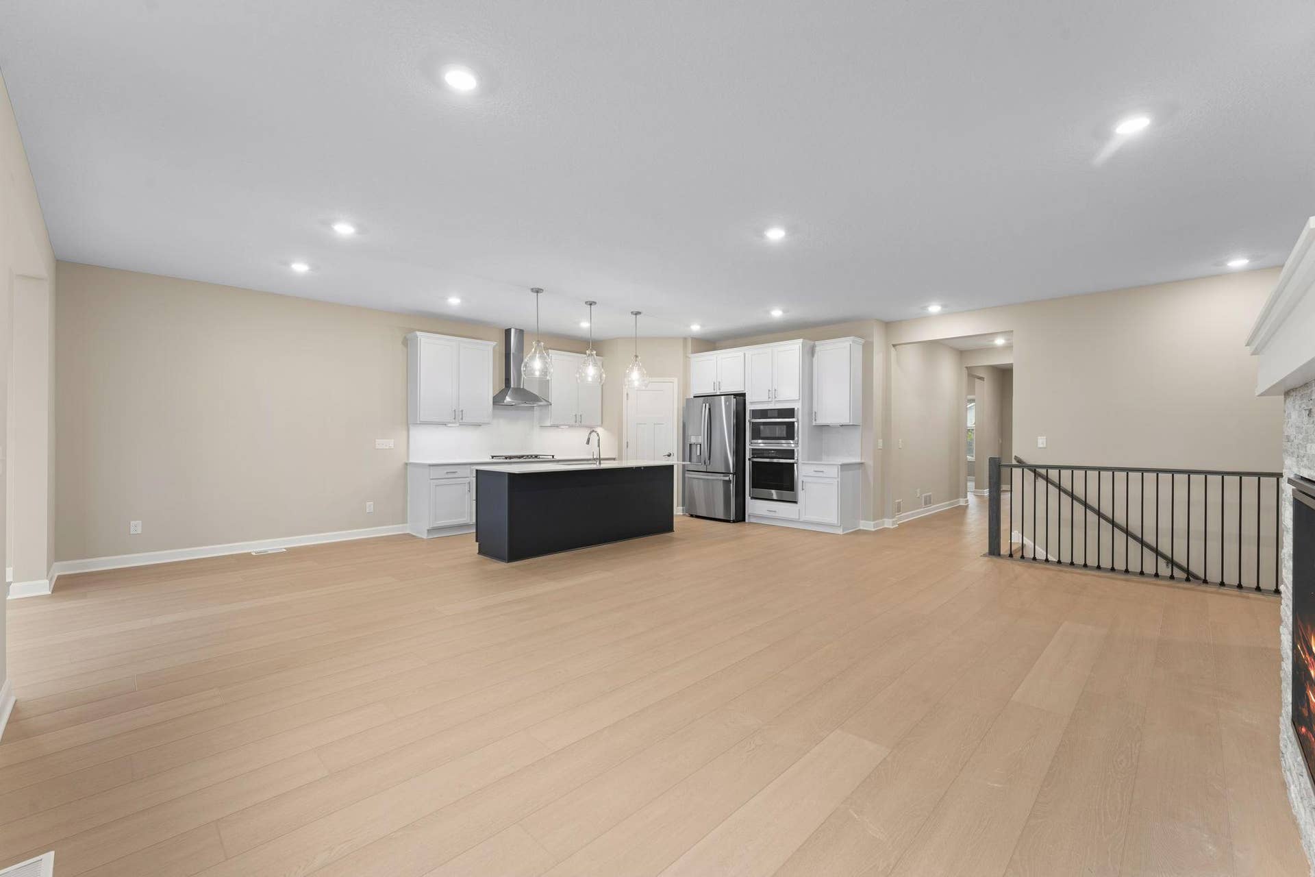 5184 Long Pointe Bay, Woodbury, MN 55129 The open-concept floorplan provides for simple transitions from room to room
