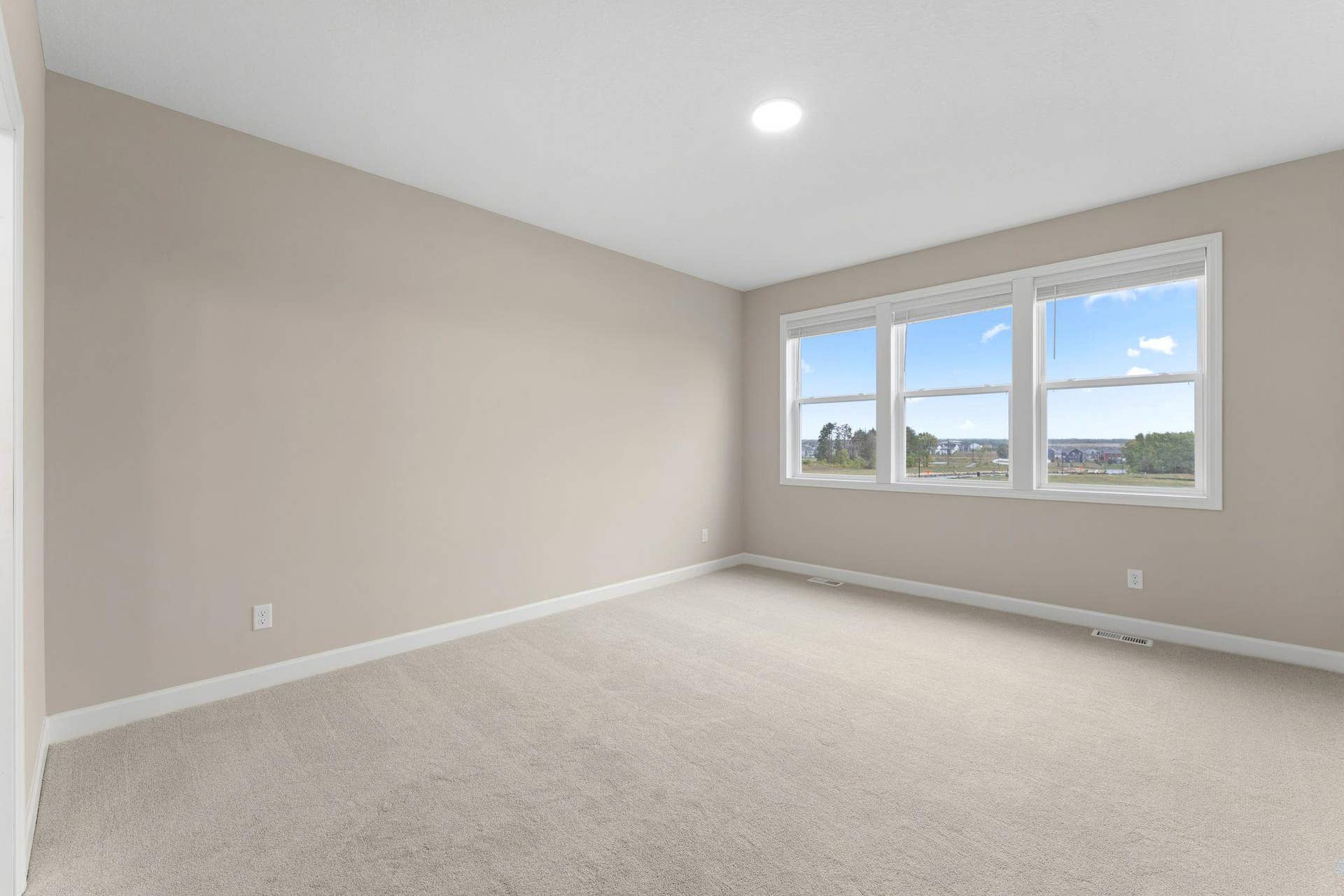 5184 Long Pointe Bay, Woodbury, MN 55129 An owners suite sits in a rear corner of the home and is a relaxing oasis with an en-suite bathroom and walk-in closet.