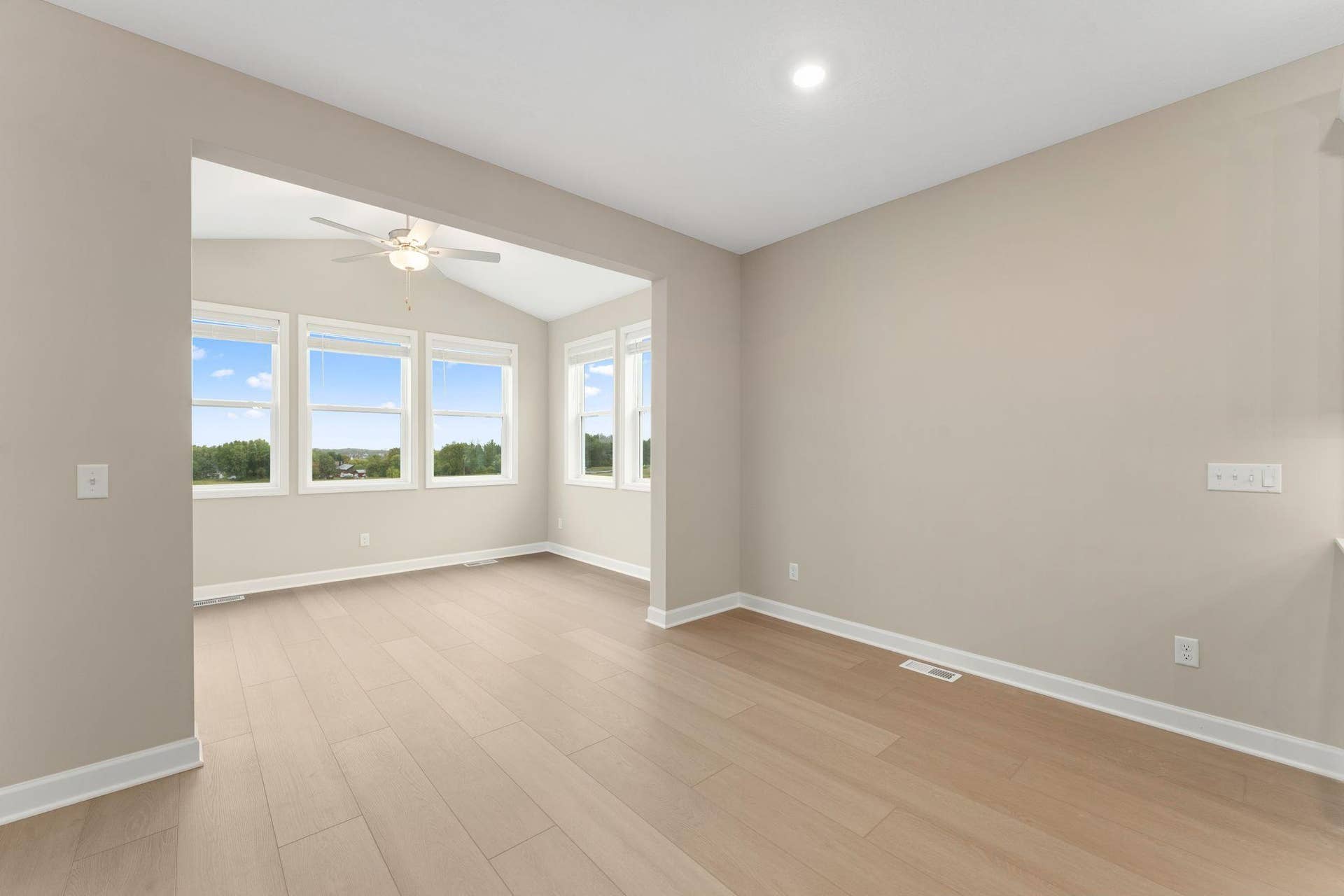 5184 Long Pointe Bay, Woodbury, MN 55129 Located just off the dining area, the four season porch provides indoor/outdoor living year long