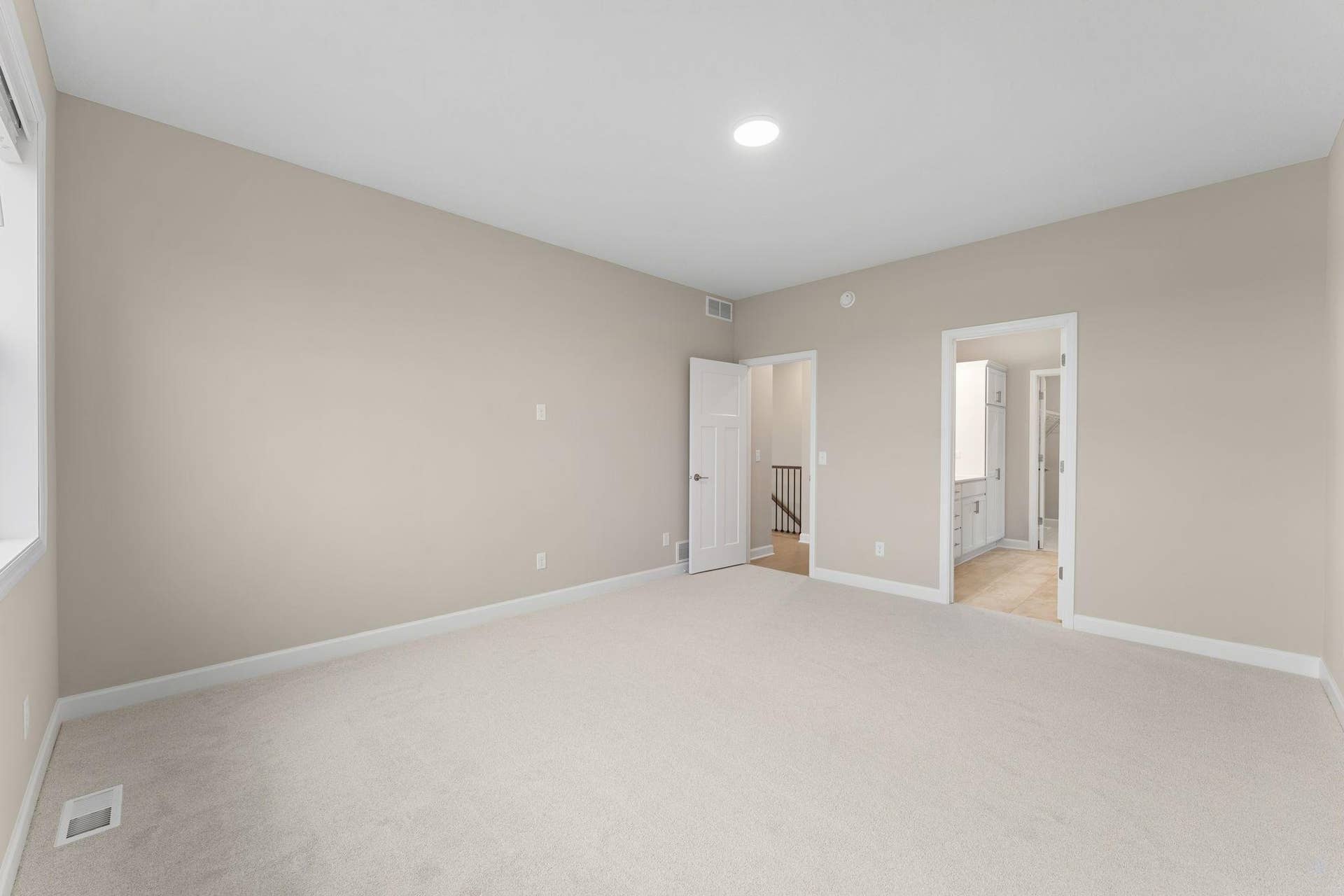 5184 Long Pointe Bay, Woodbury, MN 55129 The bedroom is a comfortable retreat from the rest of the home