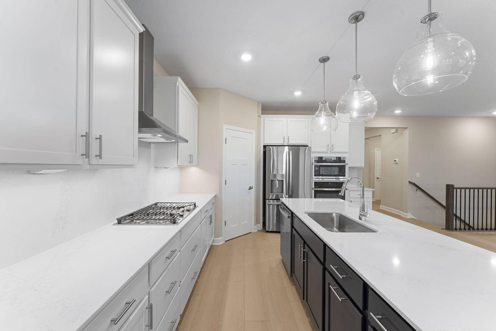 5184 Long Pointe Bay, Woodbury, MN 55129 A corner pantry provides plenty of storage space for culinary essentials