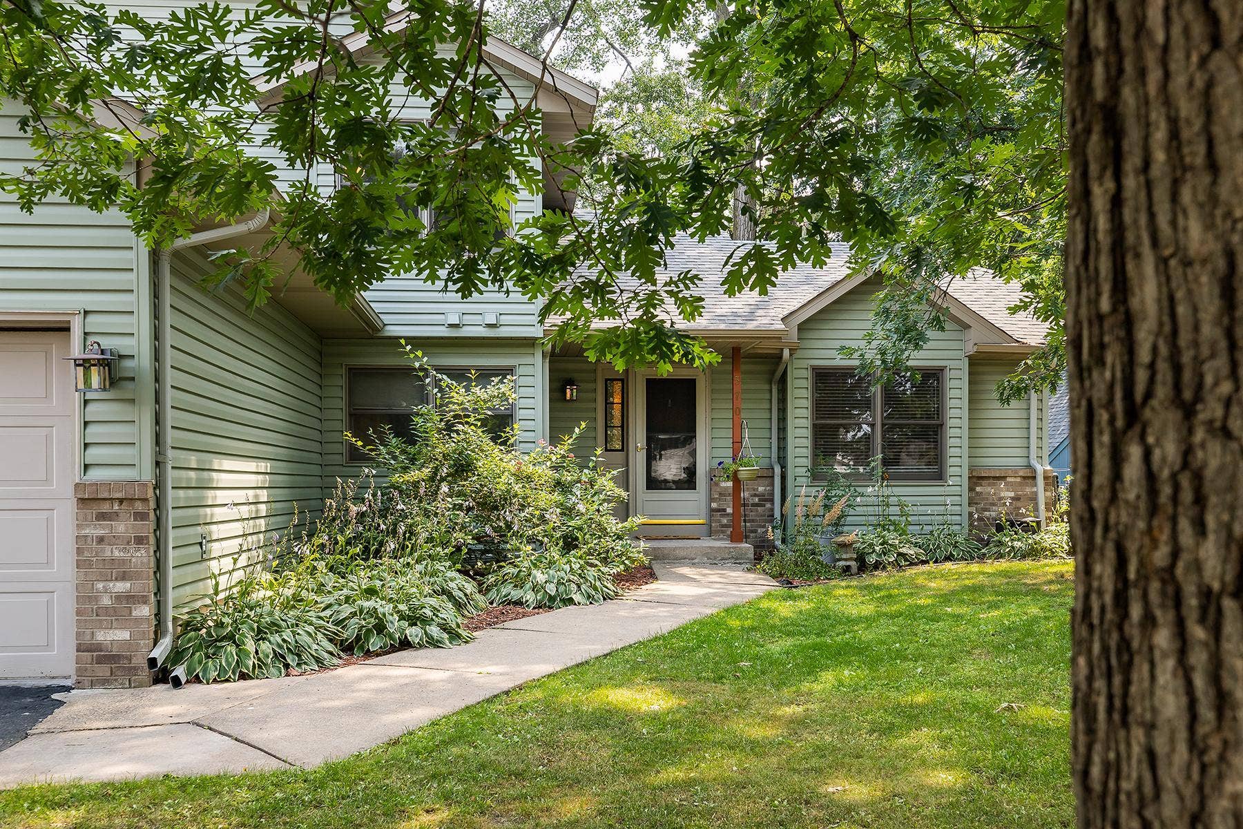 570 Dorland Road S, Maplewood, MN 55119 570 Dorland Road S, Maplewood, MN 55119