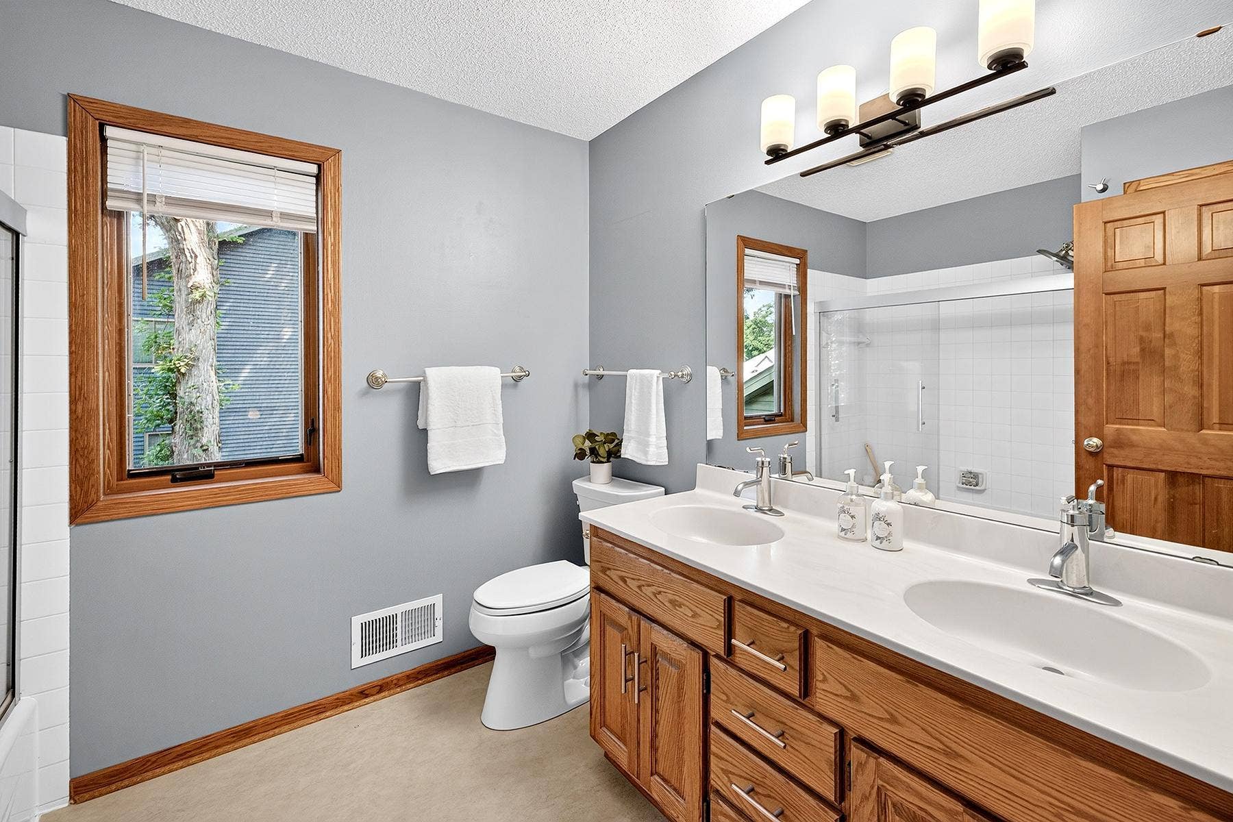 570 Dorland Road S, Maplewood, MN 55119 web_Bathroom upper.jpg