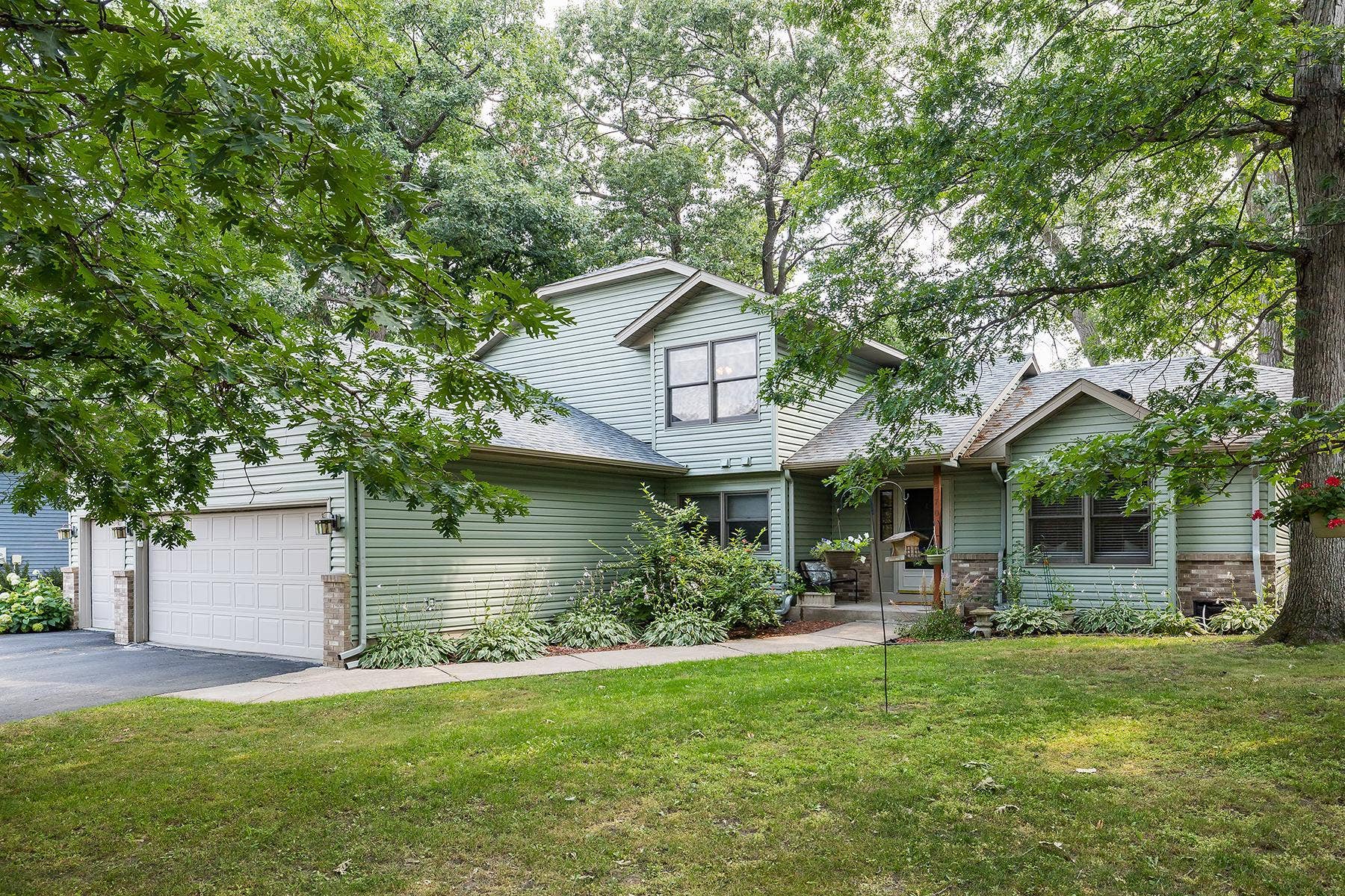 570 Dorland Road S, Maplewood, MN 55119 web_front.jpg