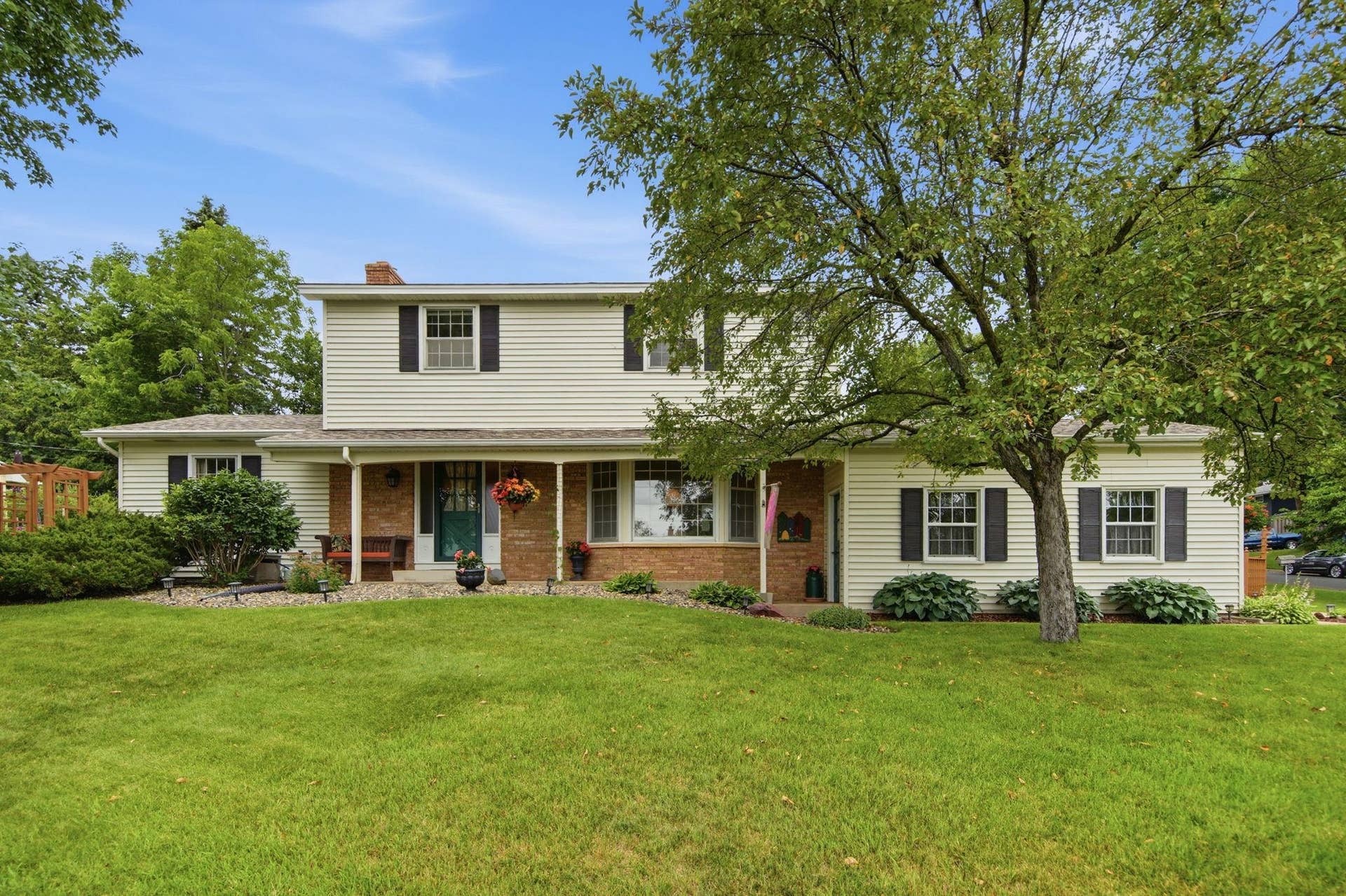 2623 Riviera Drive N, White Bear Lake, MN 55110 Welcome to 2623 Riveria Dr. N.