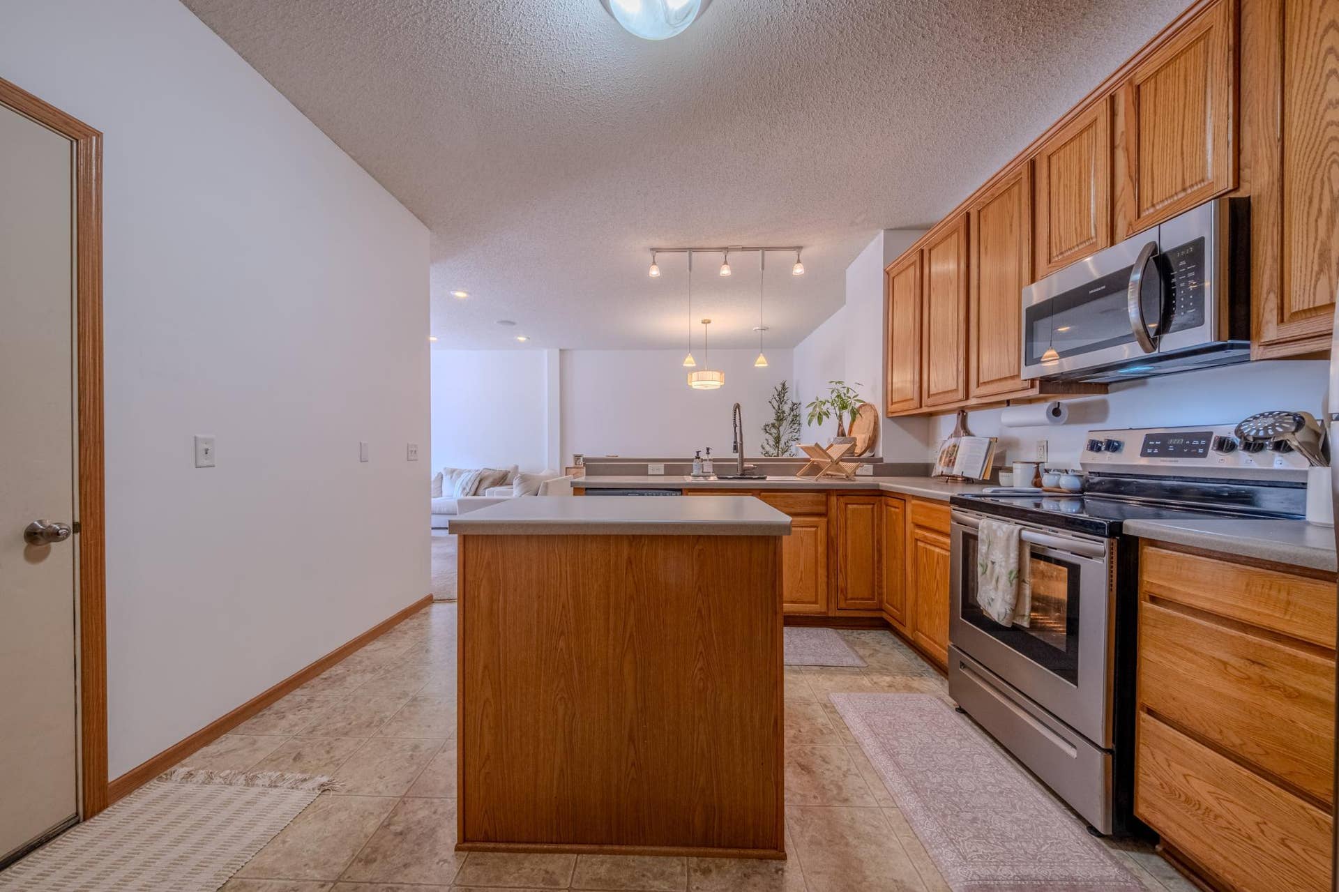 3775 Hazel Trail, #G, Woodbury, MN 55129 DSCF7688-HDR.jpg
