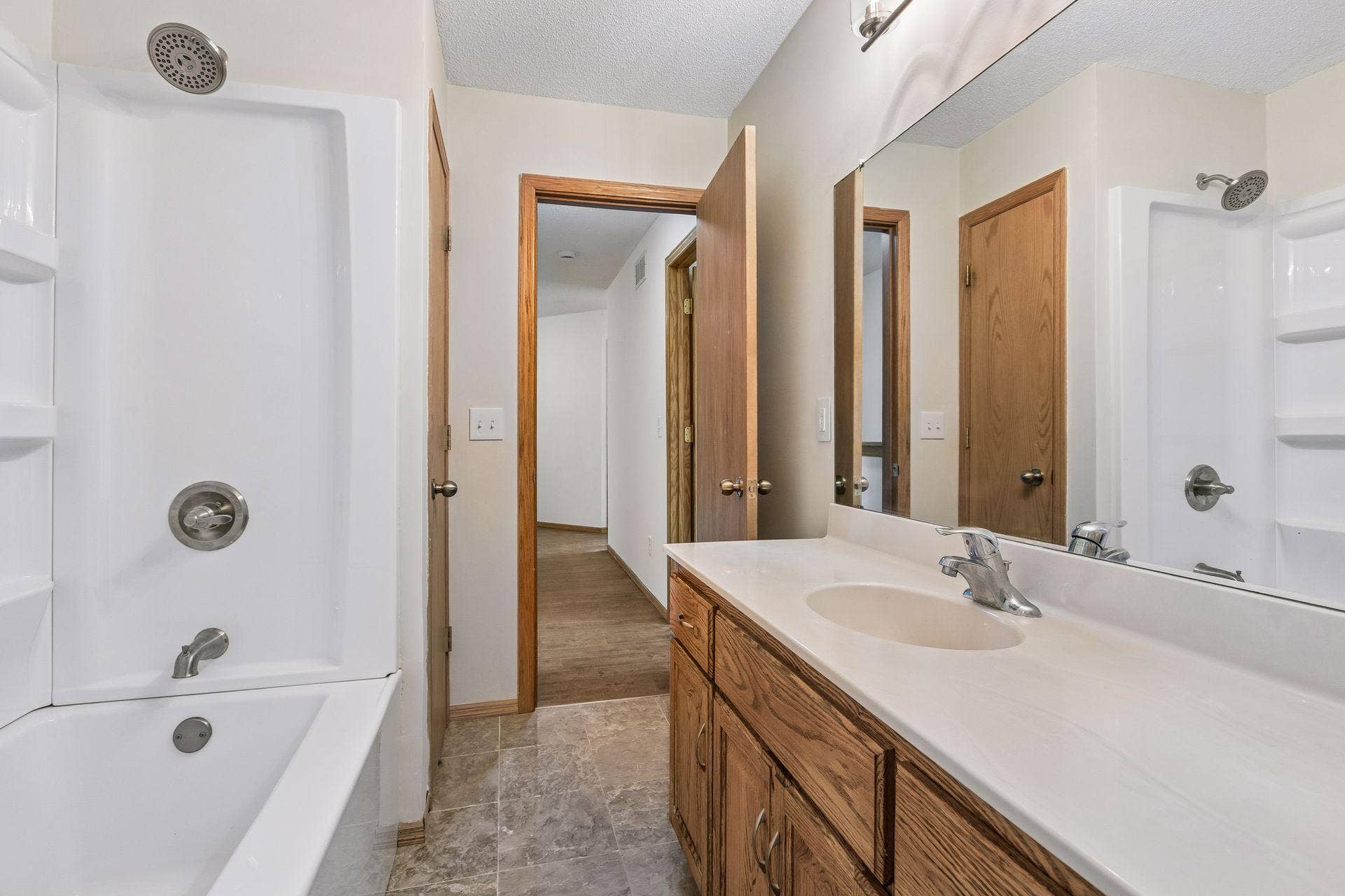 Upper level full bath.