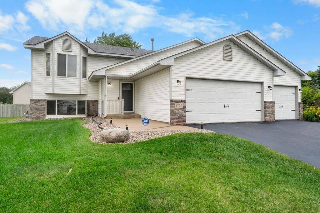 6724 92nd Court N, Brooklyn Park, MN 55445 Welcome to 6724 92nd Ct situated on a prime culdesac lot!