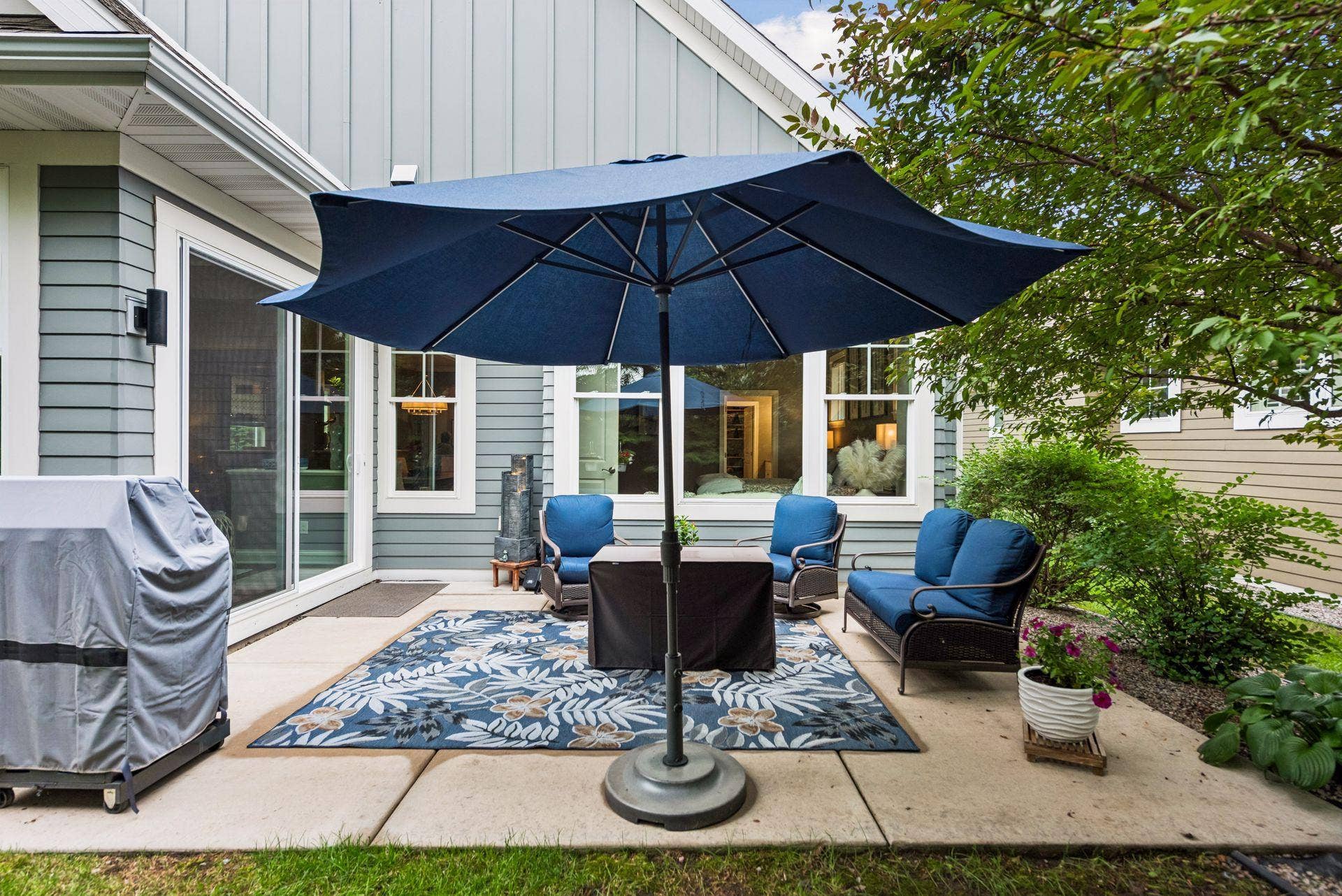 5010 Dale Ridge Road, Woodbury, MN 55129 Plenty of seating options on your back patio!