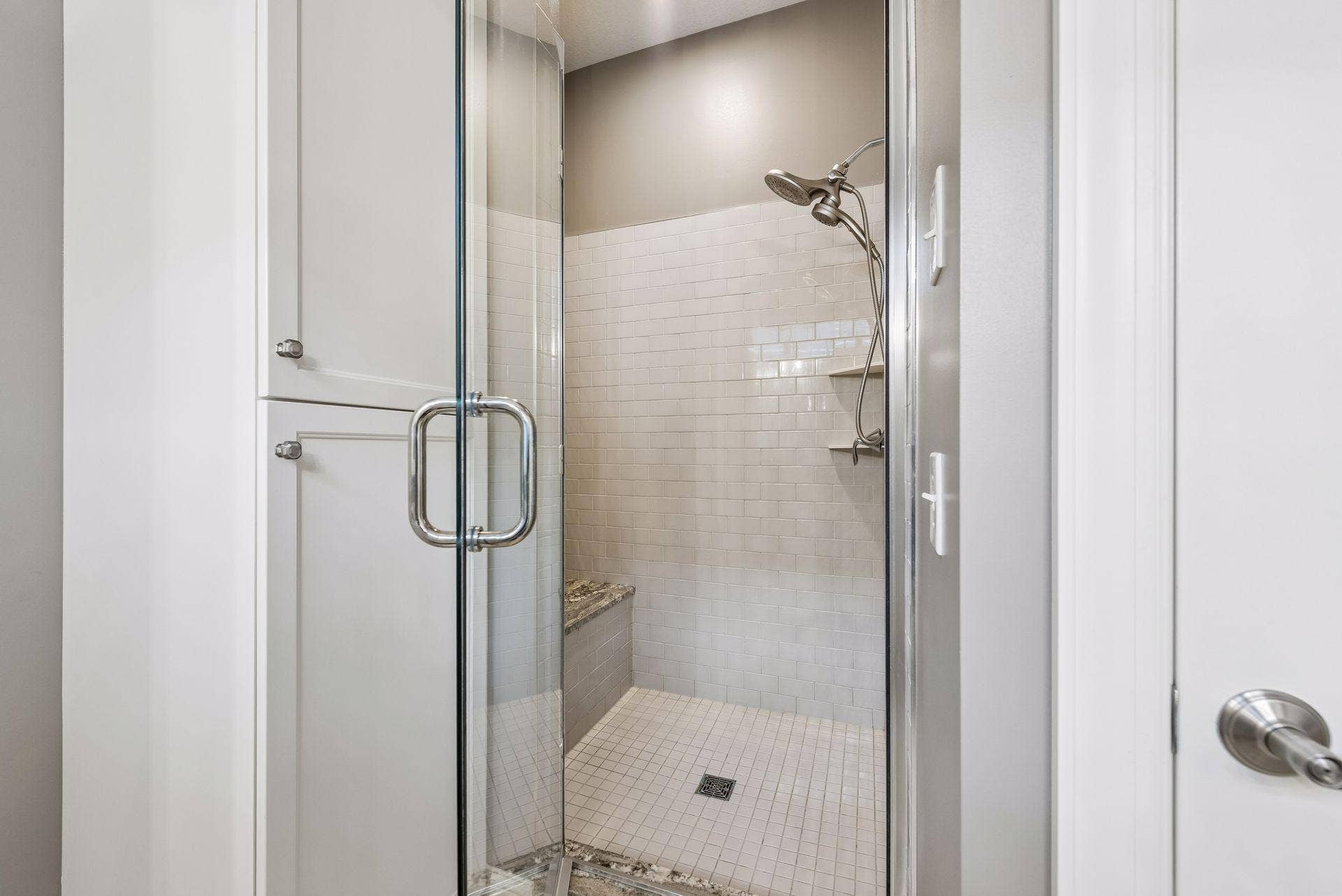 5010 Dale Ridge Road, Woodbury, MN 55129 Beautiful walk-in shower with tile!