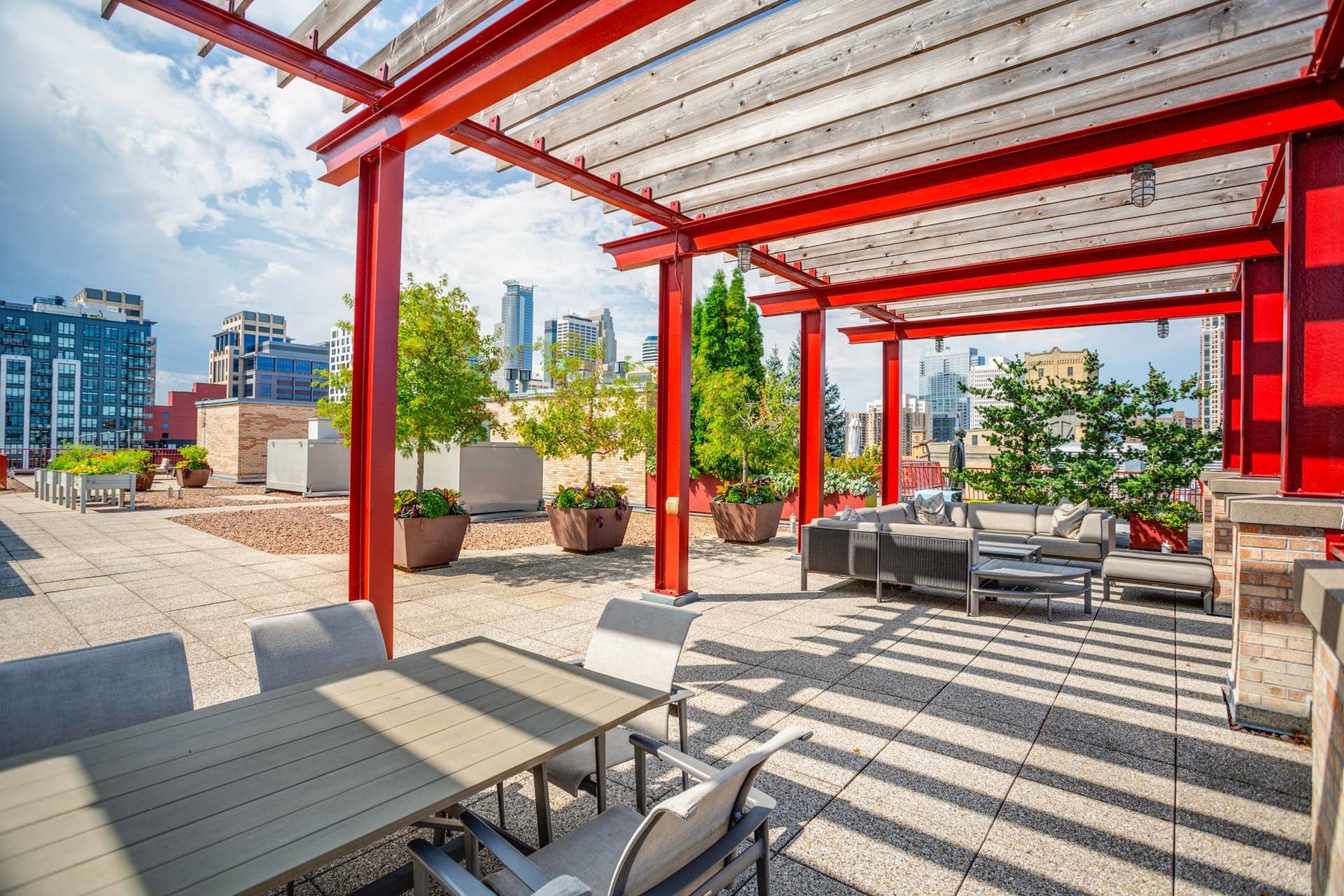 600 S 2nd Street, #S108, 18, Minneapolis, MN 55401 The rooftop deck has breathtaking Mississippi River and city views, outdoor kitchen, and lounge seating.