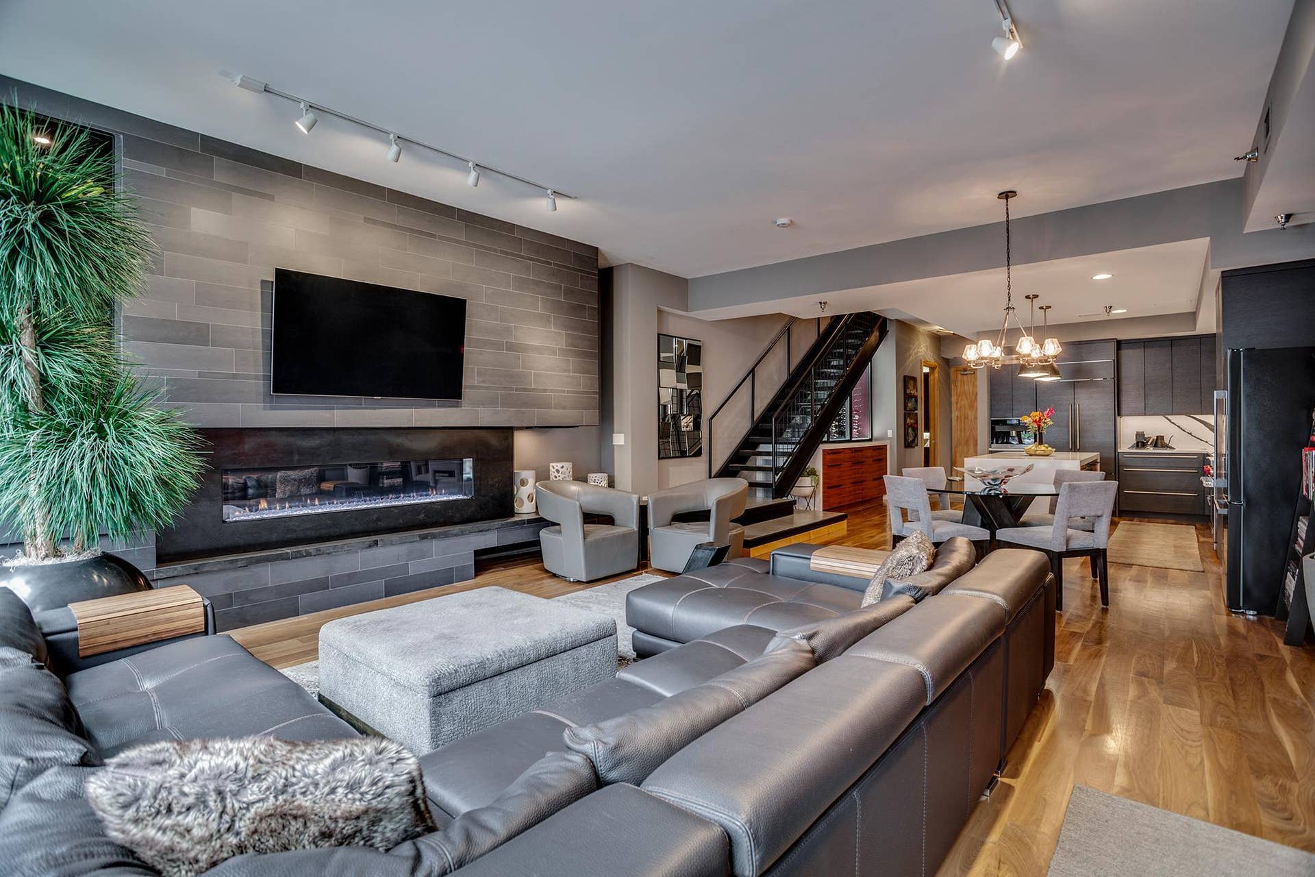 600 S 2nd Street, #S108, 18, Minneapolis, MN 55401 The linear gas fireplace acts as functional art with temperature controls and dramatic lighting.