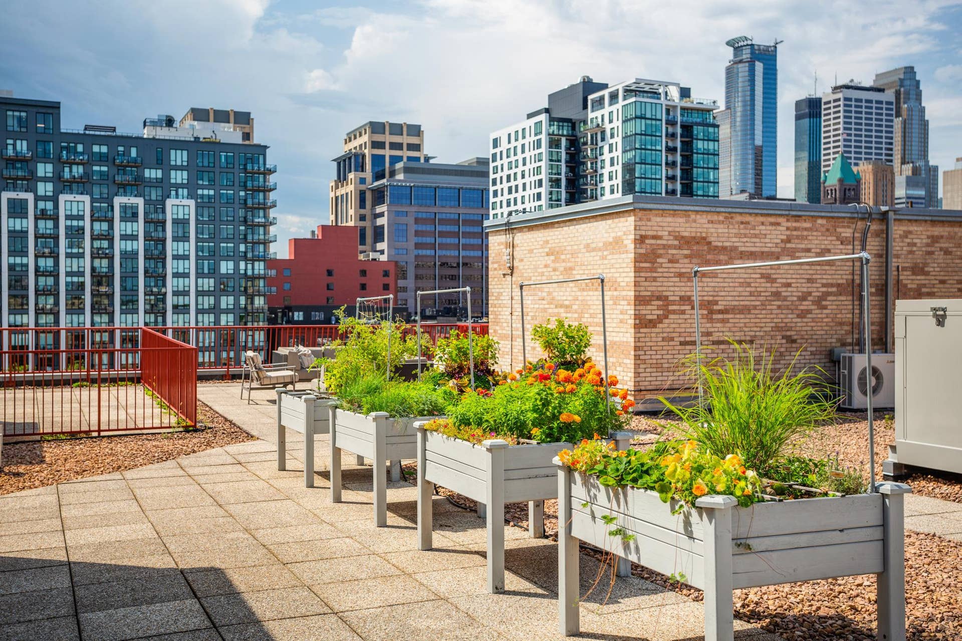 600 S 2nd Street, #S108, 18, Minneapolis, MN 55401 The rooftop deck has breathtaking Mississippi River and city views, outdoor kitchen, and lounge seating.