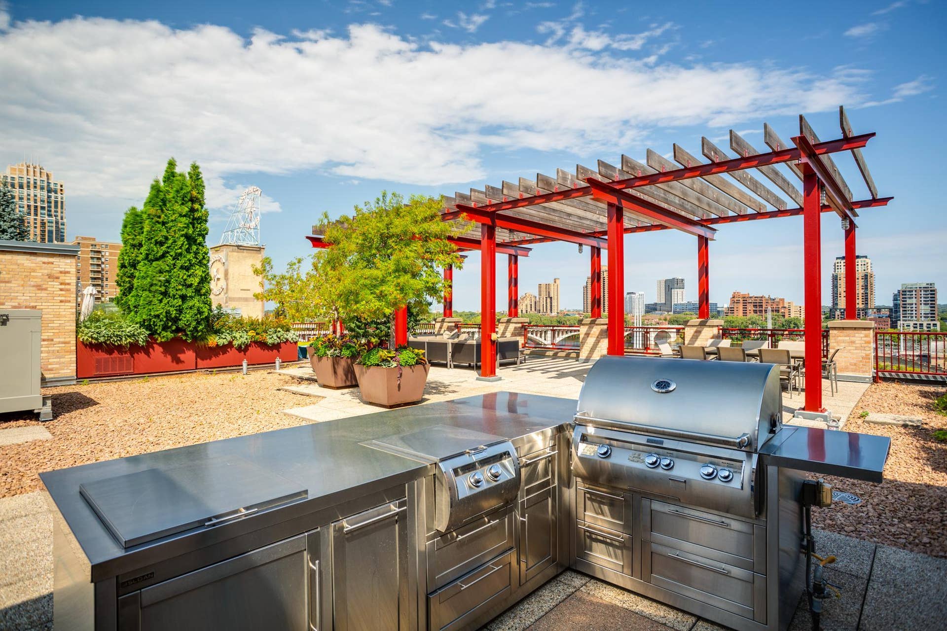 600 S 2nd Street, #S108, 18, Minneapolis, MN 55401 The rooftop deck has breathtaking Mississippi River and city views, outdoor kitchen, and lounge seating.