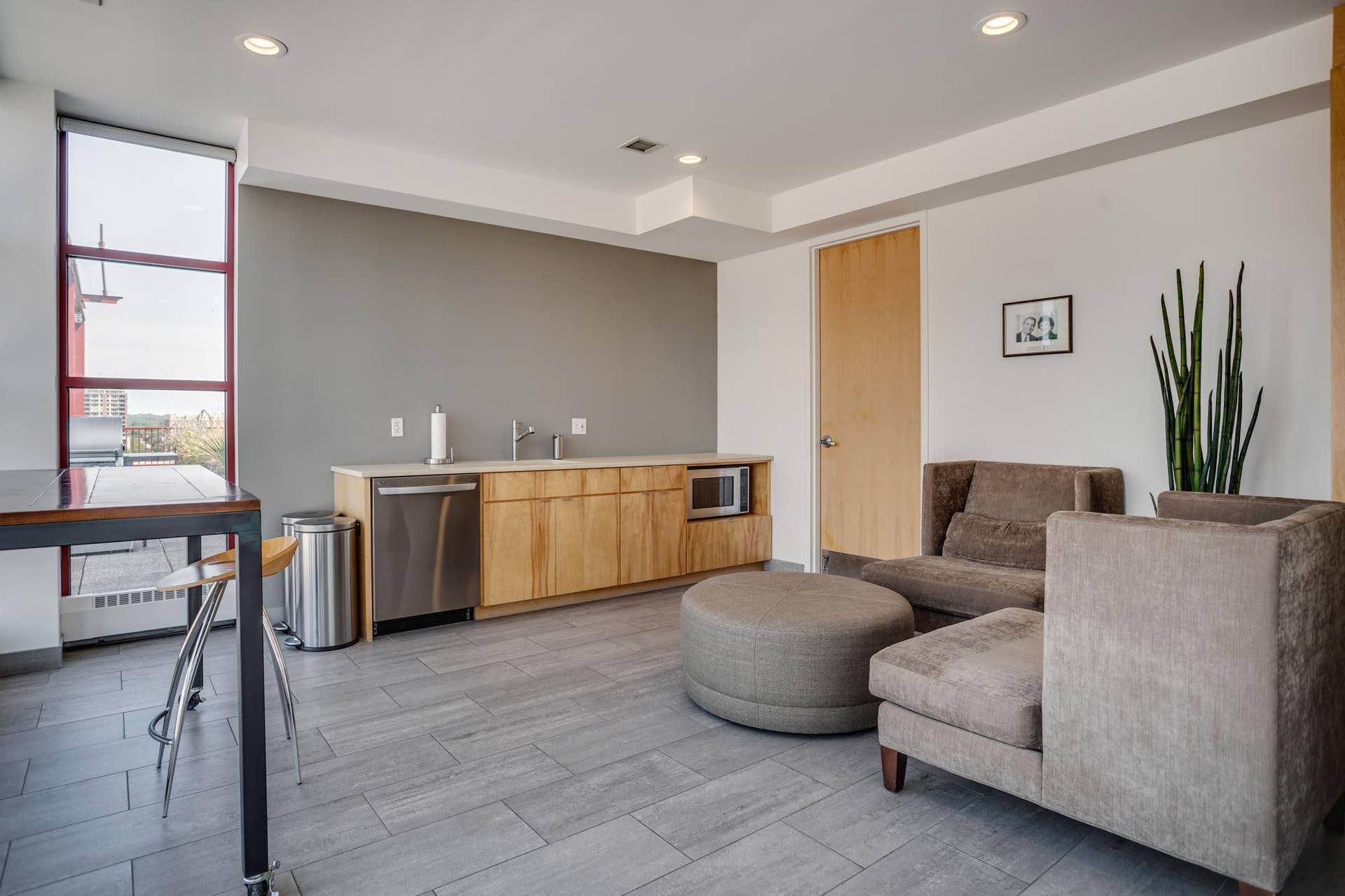 600 S 2nd Street, #S108, 18, Minneapolis, MN 55401 The rooftop level features an indoor party room and catering area.